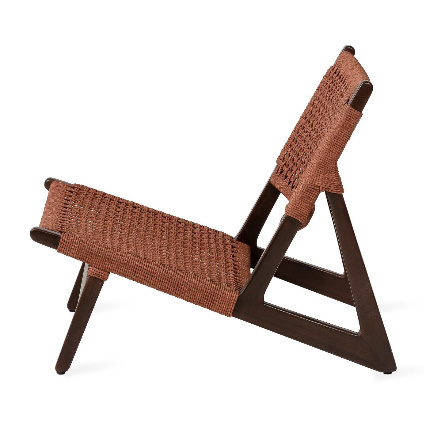 Kuwana Cinnamon Weave Outdoor Fåtölj med kanelbrun flätning och espressofärgad teakram, kombinerar stil och komfort för utomhusbruk. Ergonomisk design och bra ventilation gör den perfekt för avkoppling året runt.