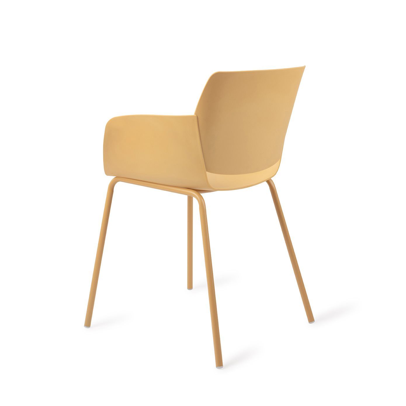 Koto utestol tillverkad av 50% återvunnen polypropen, med ergonomisk design och ventilation för långvarig komfort. De robusta metallbenen ger stabilitet och elegans. Stolen har en pigg gul färg som sprider energi till ditt uterum.