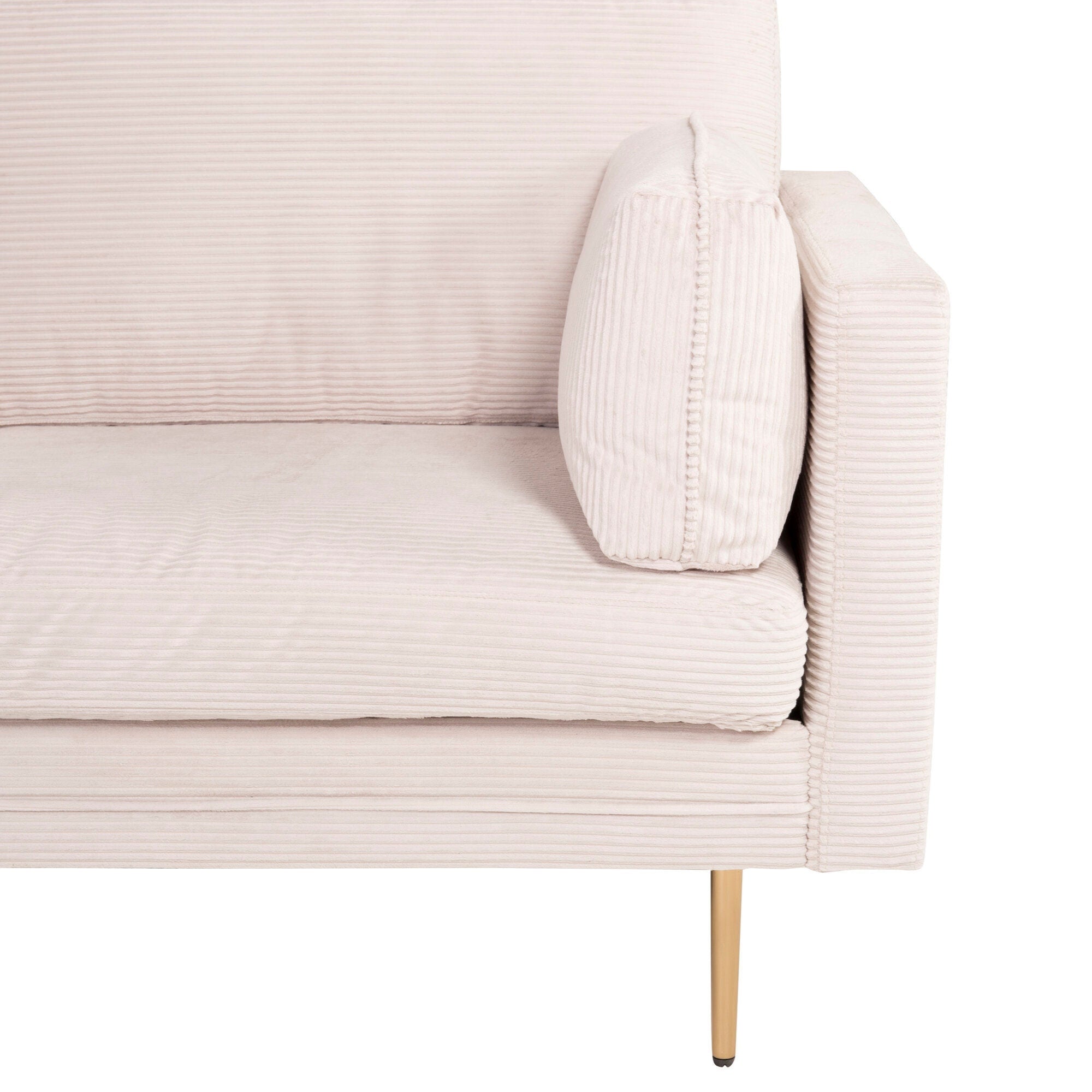 Närbild på Venture Home Boom 3-sitsoffa i beige manchester, med ett armstöd och en dyna på höger sida, samt smala ben i guldmetall. Retro och modern design mot en vit bakgrund.