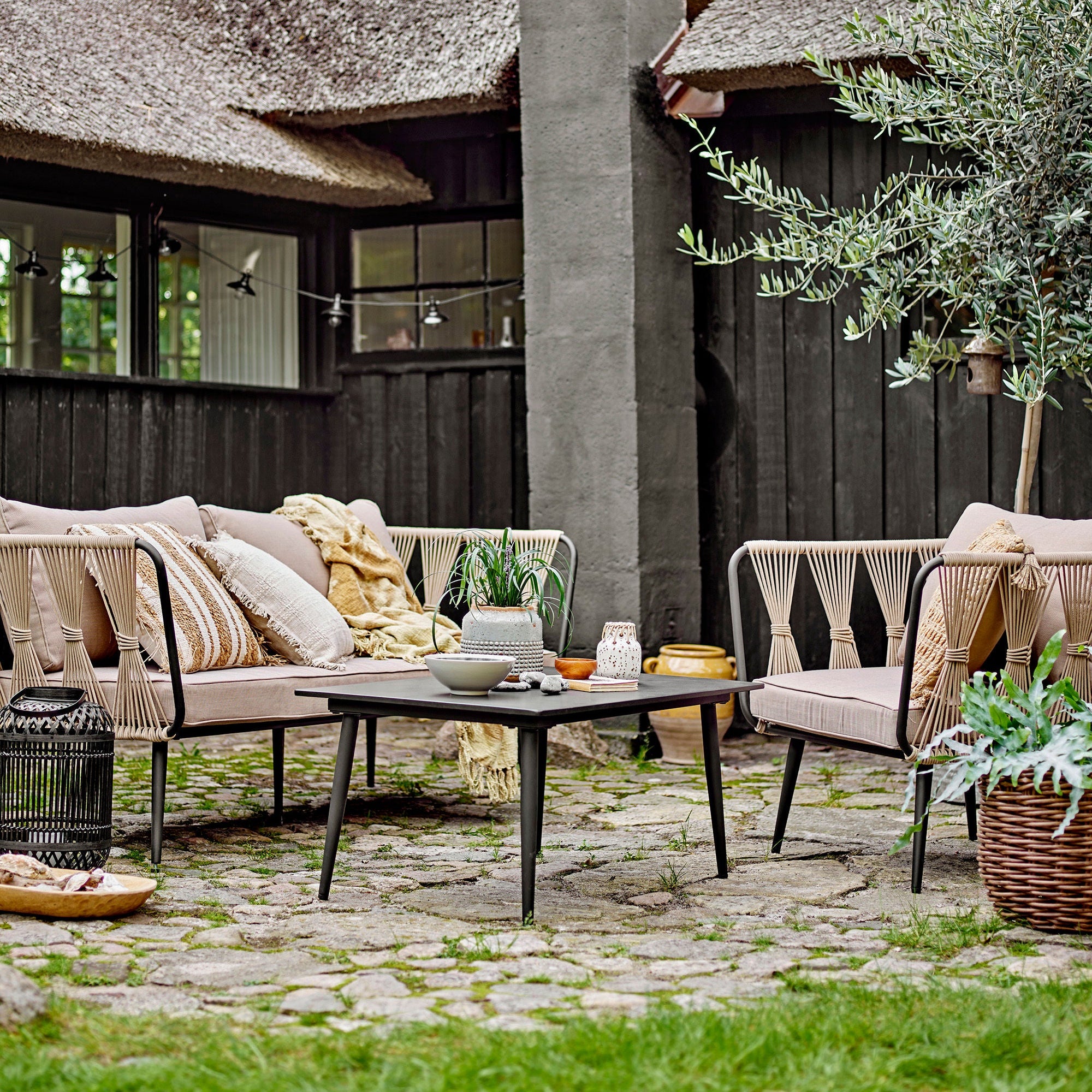 Pavone Loungefåtölj – Stilren Avslappning i Handvävd Design