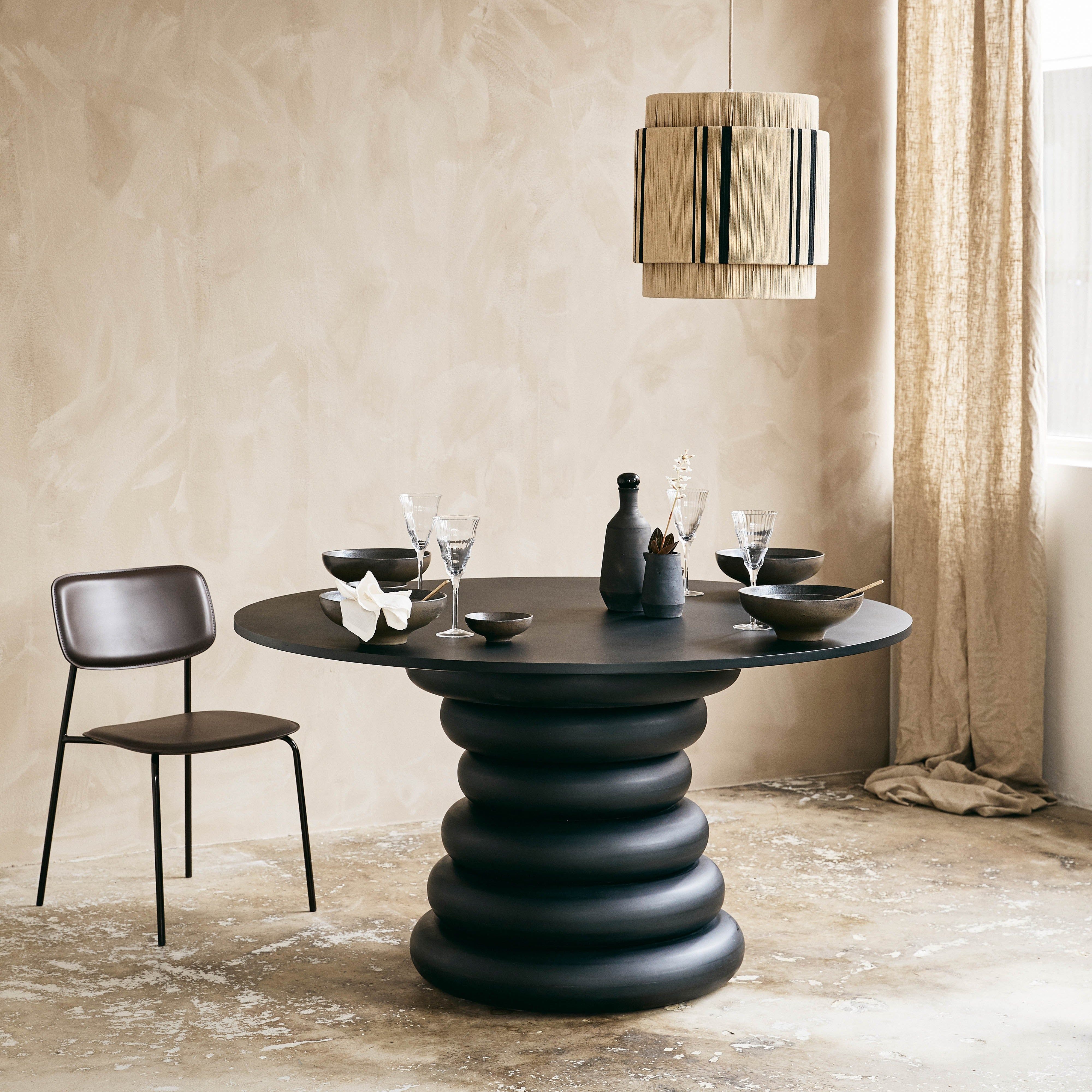 YALU Matbord i Svart – Skulptural Tyngd & Modern Kant