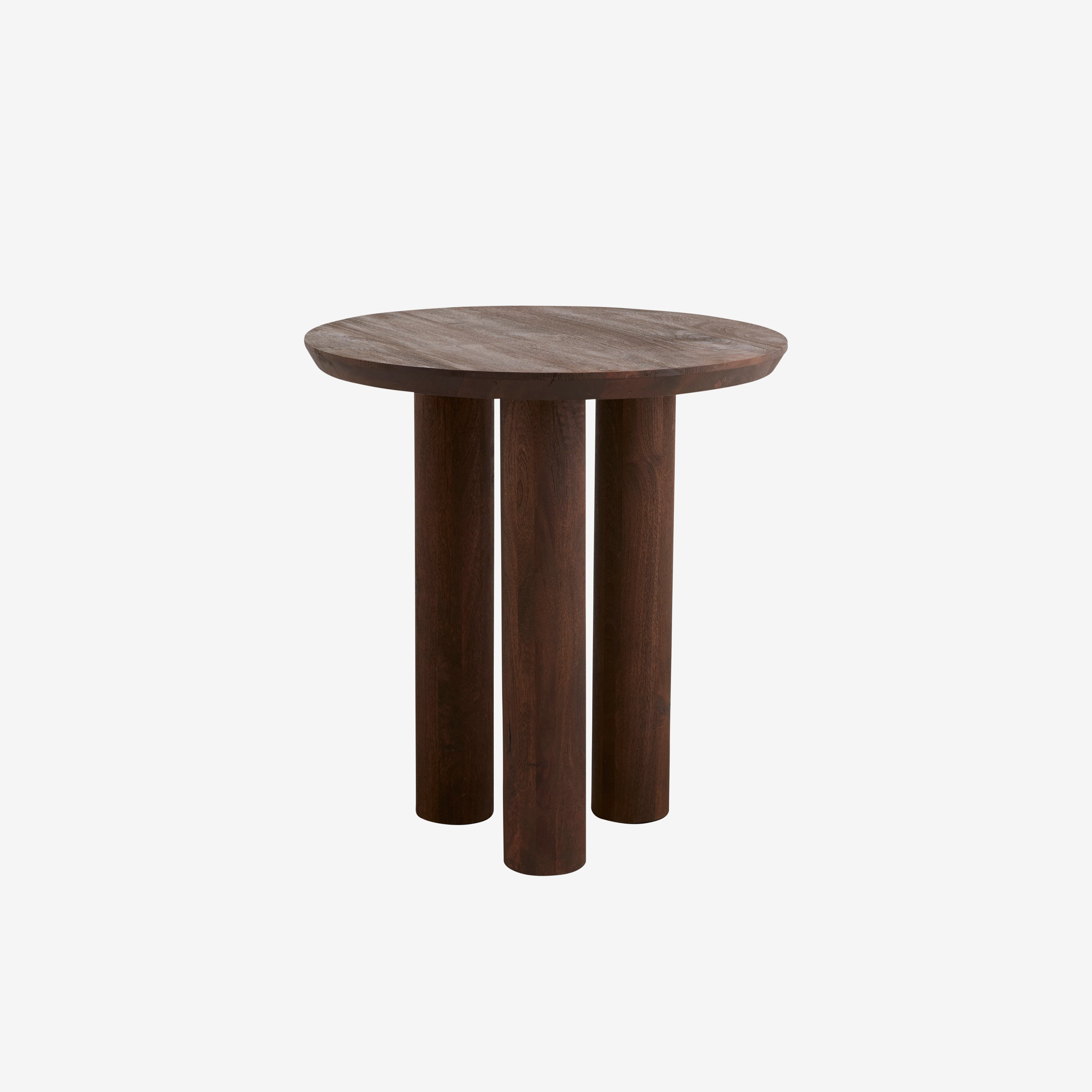HELIN Cafébord från Nordal har en tidlös rund design med en topp i mörk mangoträ och tre cylindriska ben, alla tillverkade av massivt mangoträ, presenterade mot en vit bakgrund.