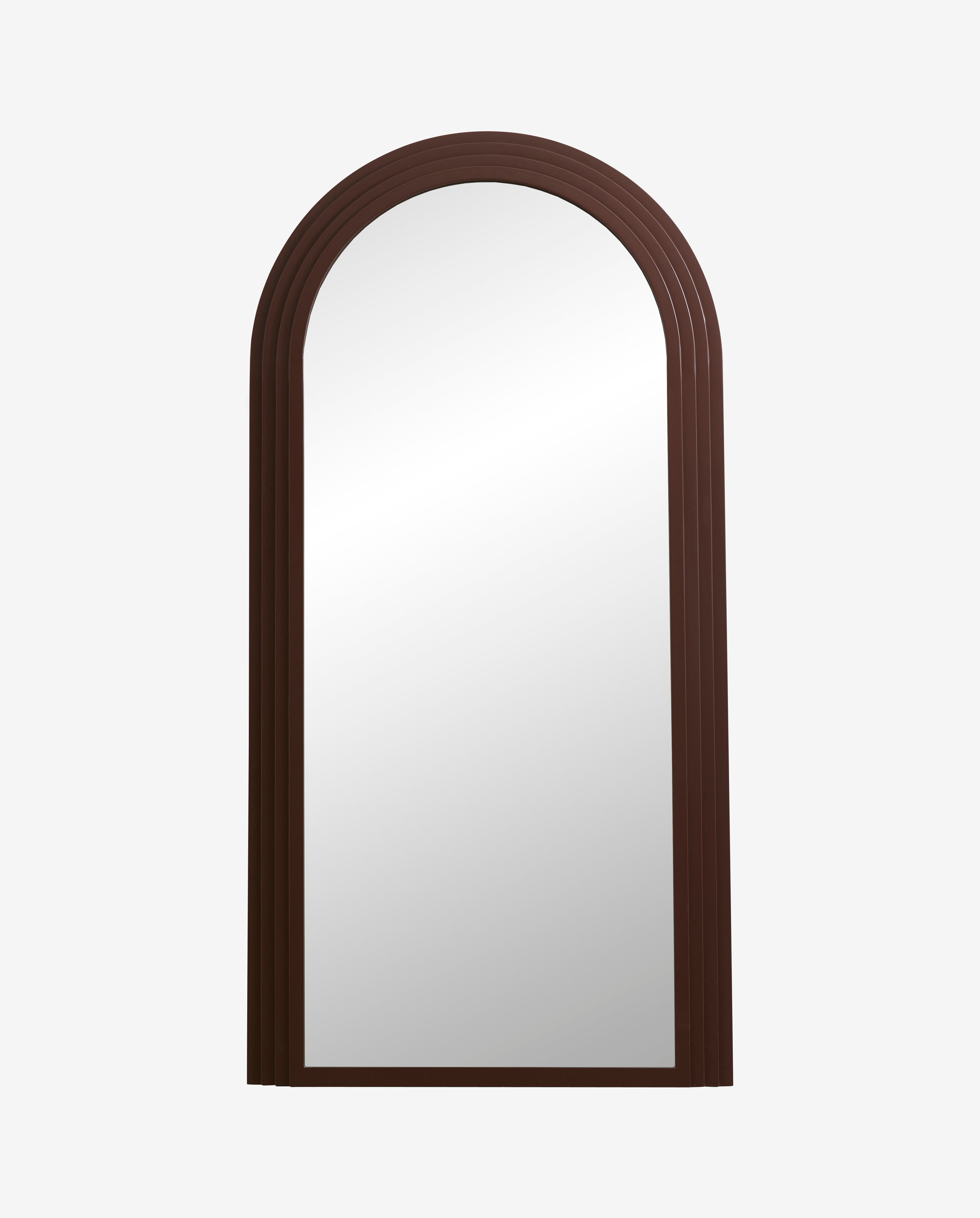 Välvd spegel med mörkbrun ram och räfflad, skiktad design som ger ett modernt men klassiskt uttryck. Spegeln är hög och elegant med rundad topp, perfekt för entréer, sovrum eller vardagsrum.