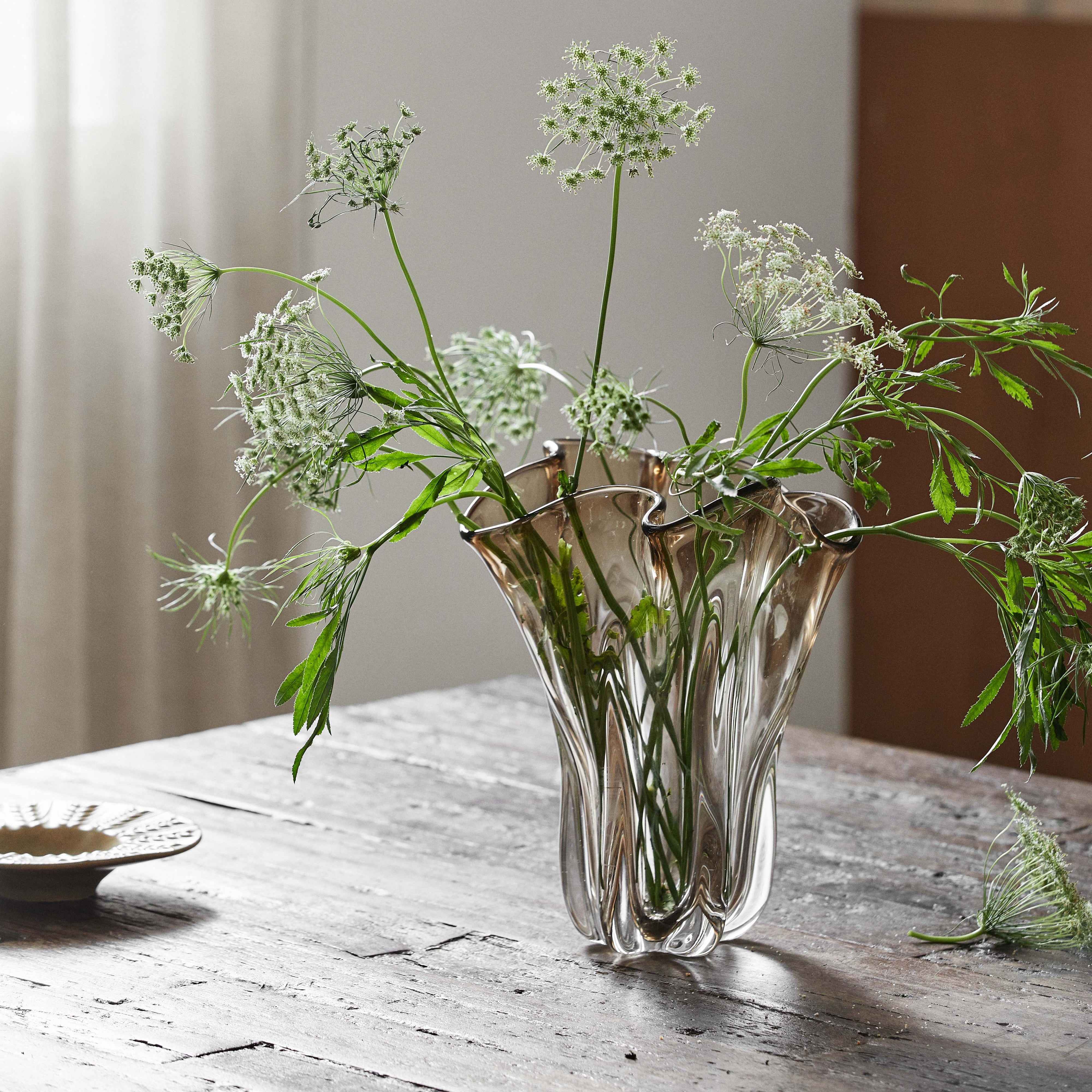 KOMNIO Vas – Skulptural Glasdesign i Ljusbrun Ton