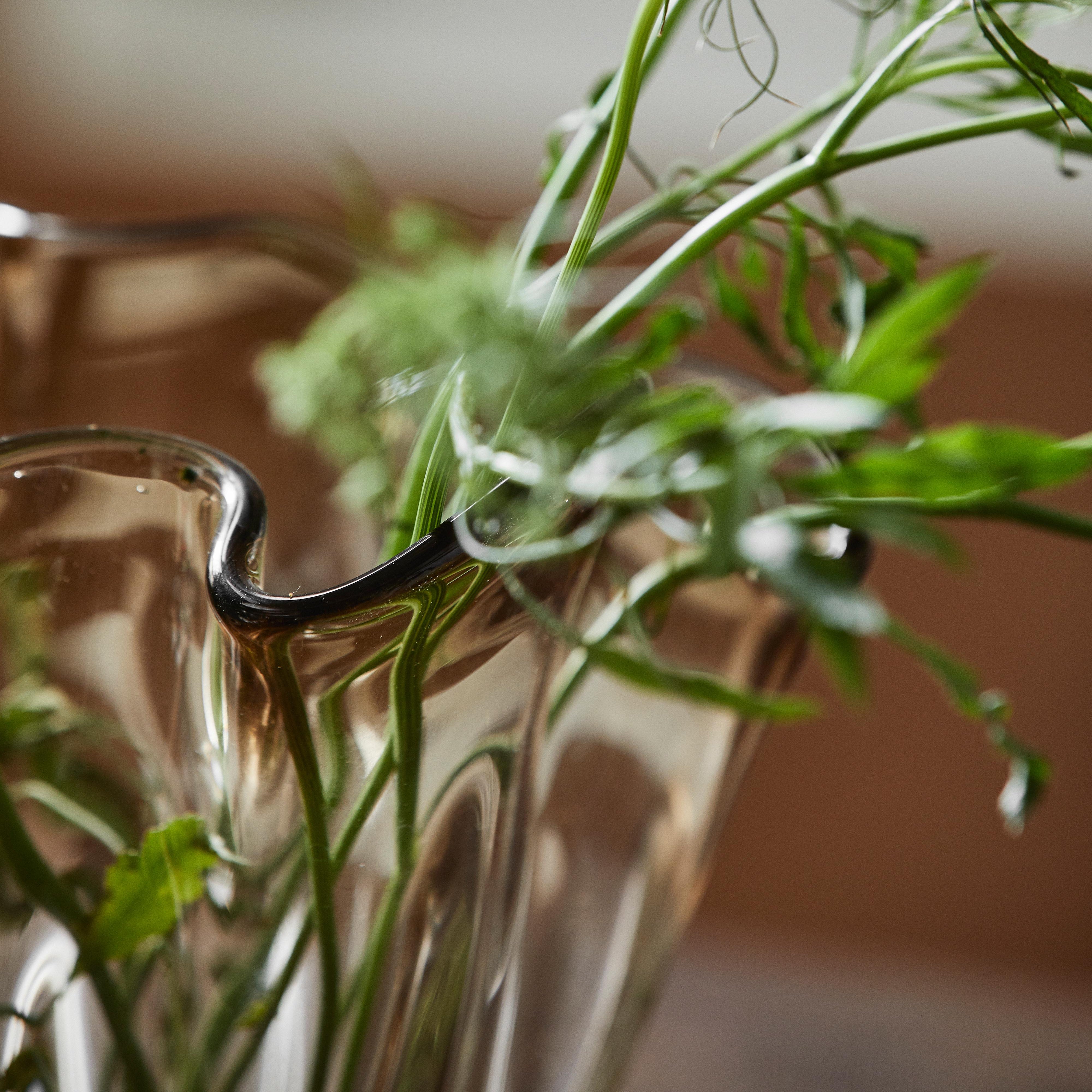 KOMNIO Vas – Skulptural Glasdesign i Ljusbrun Ton