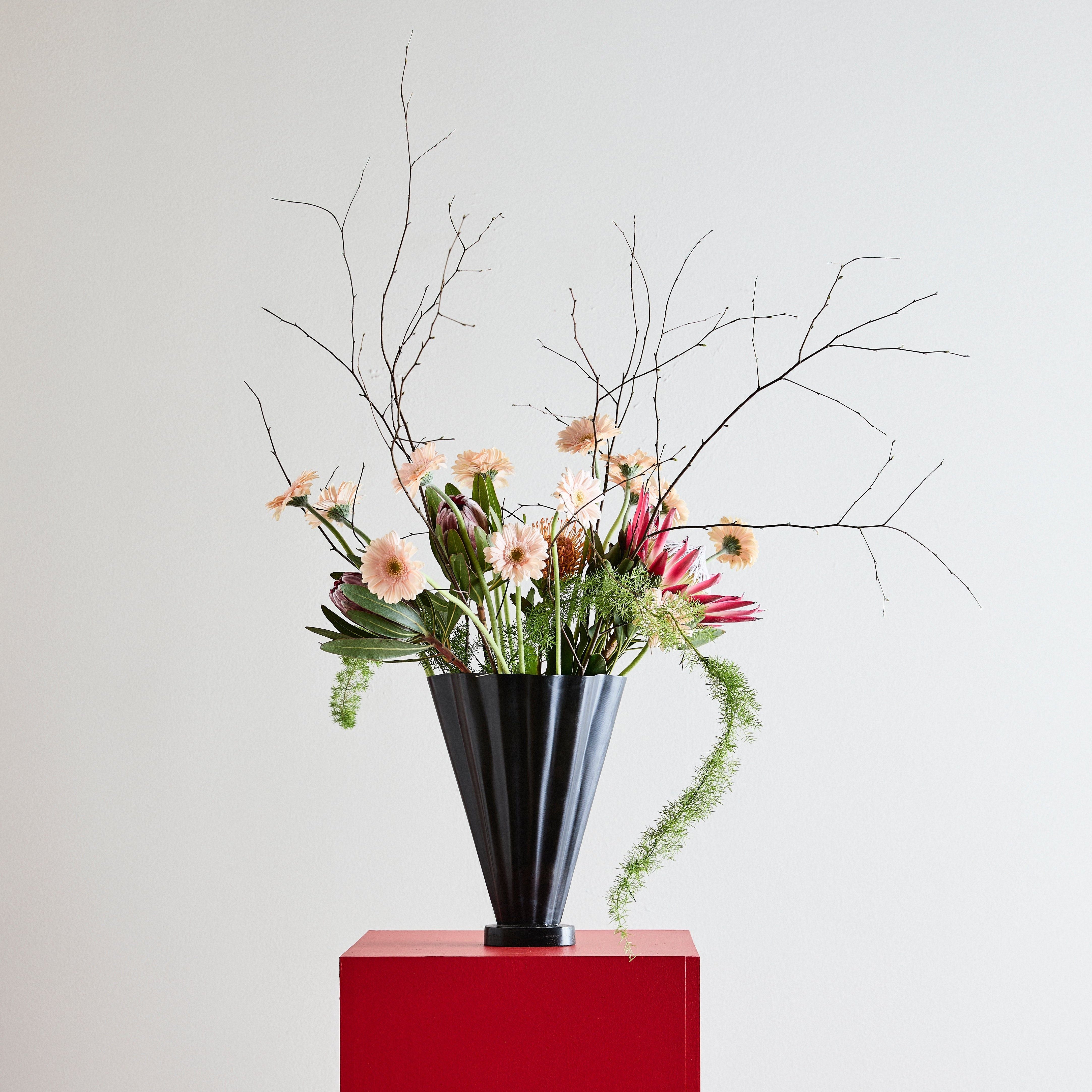 COLL vas – handgjord järnvas med antik finish och rå karaktär