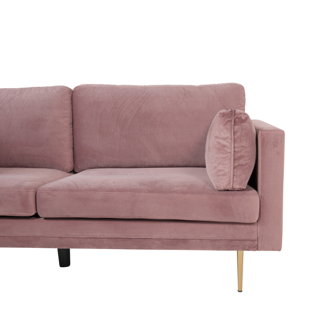 Venture Home Boom Soffa 2-3 Sits i gammalrosa samt har två kuddar, smala armstöd och omaka metallic ben – ett svart, ett guldigt – mot en vit bakgrund. Nordisk design.
