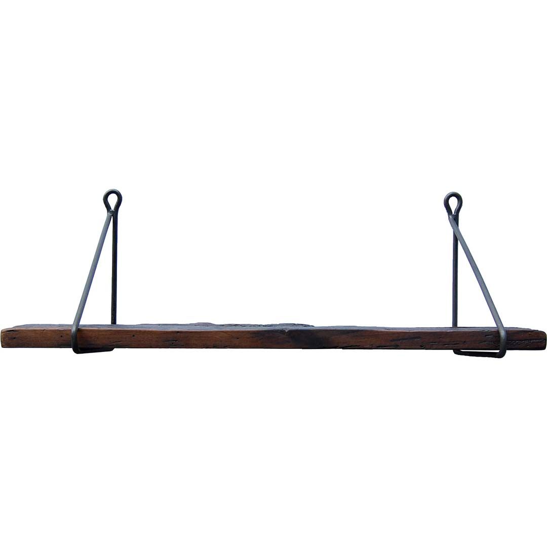 Rustik Hylla i Återvunnet Trä från Trademark Living har en trähylla med svarta metallfästen formade som inverterade trianglar med krokar för upphängning, framhävda mot en vanlig vit bakgrund.