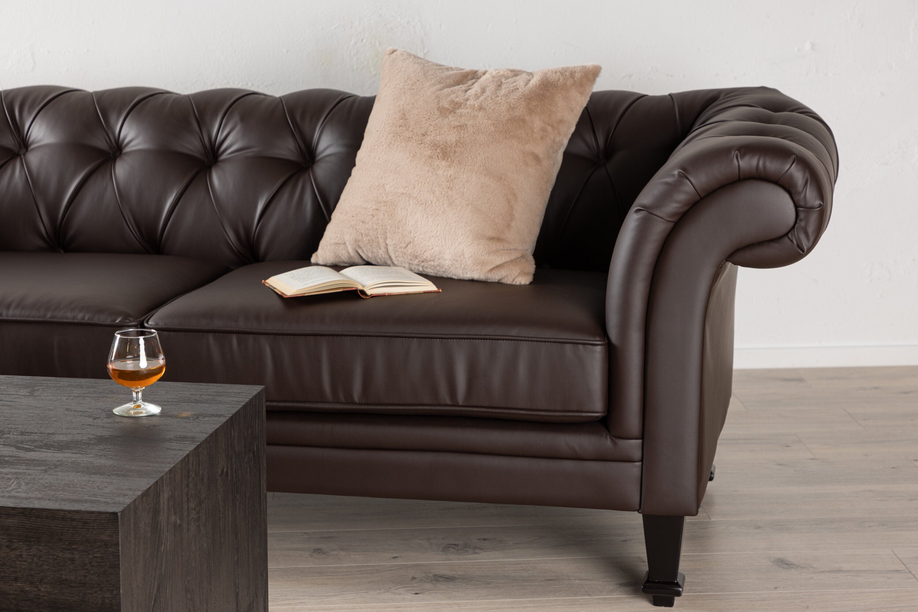 Ätran Soffa 2-3 Sits – Mörkbrun PU Skinn, Klassisk Design