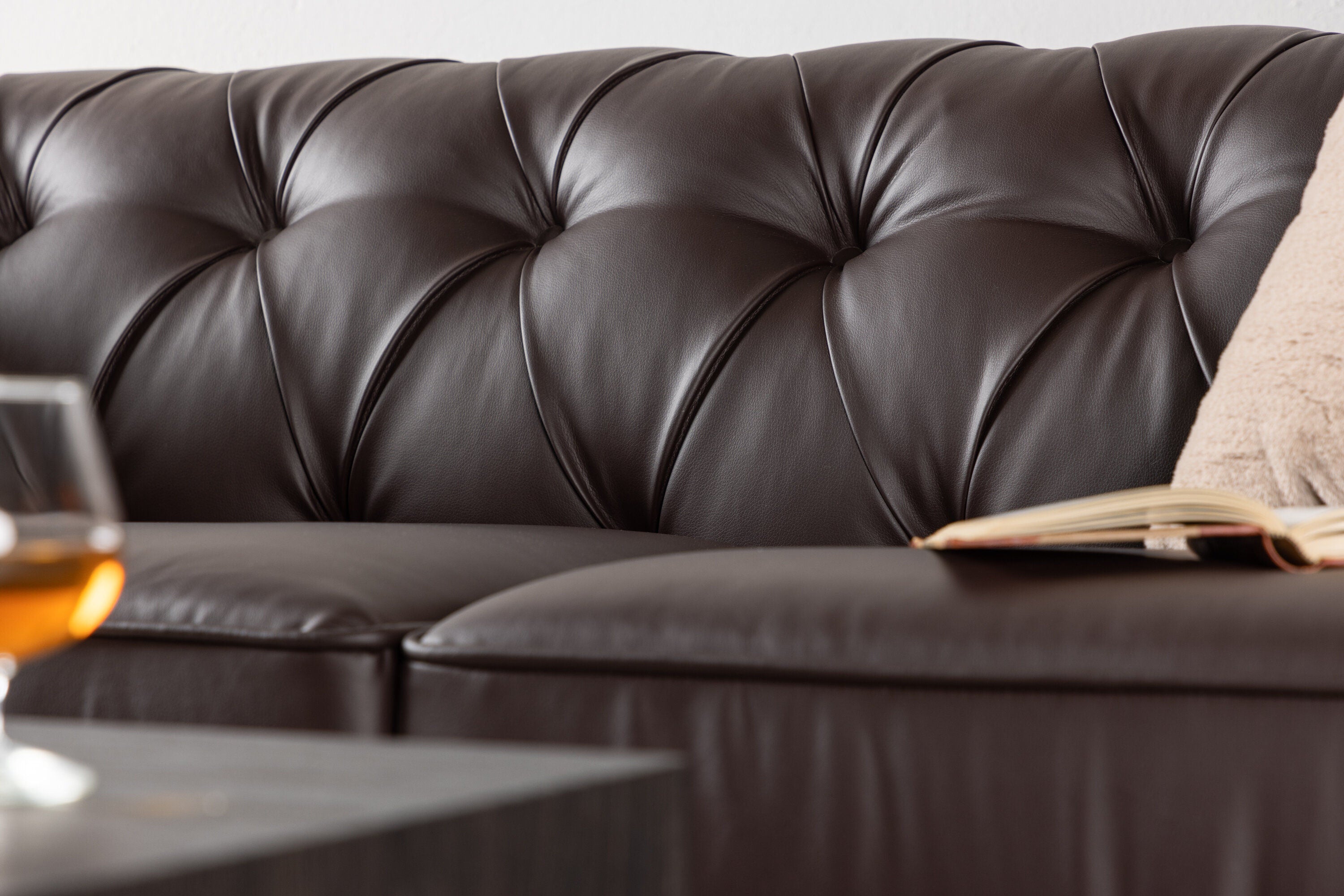 Ätran Soffa 2-3 Sits – Mörkbrun PU Skinn, Klassisk Design