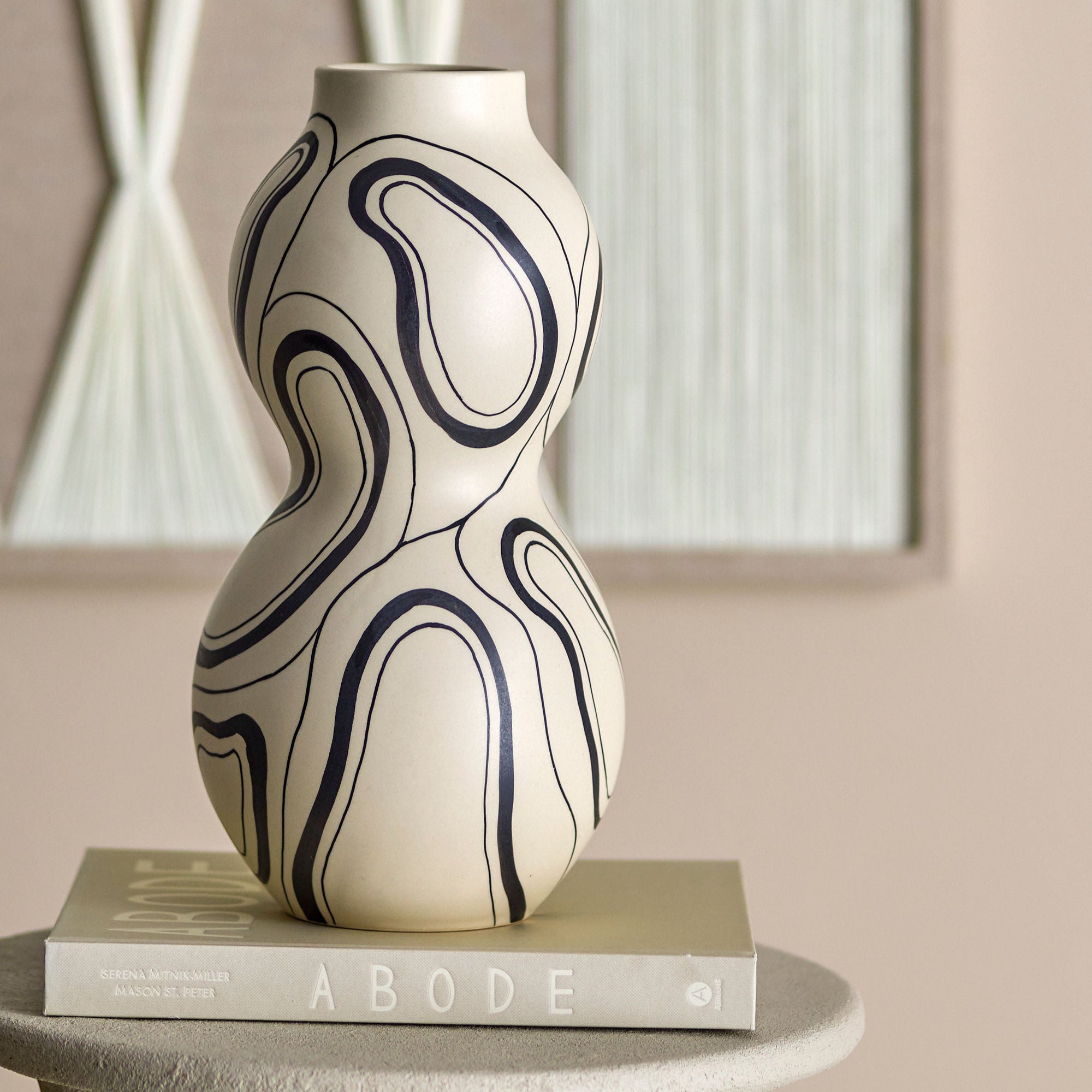 Nicola Vas i Svart Stengods – Kontrast & Karaktär