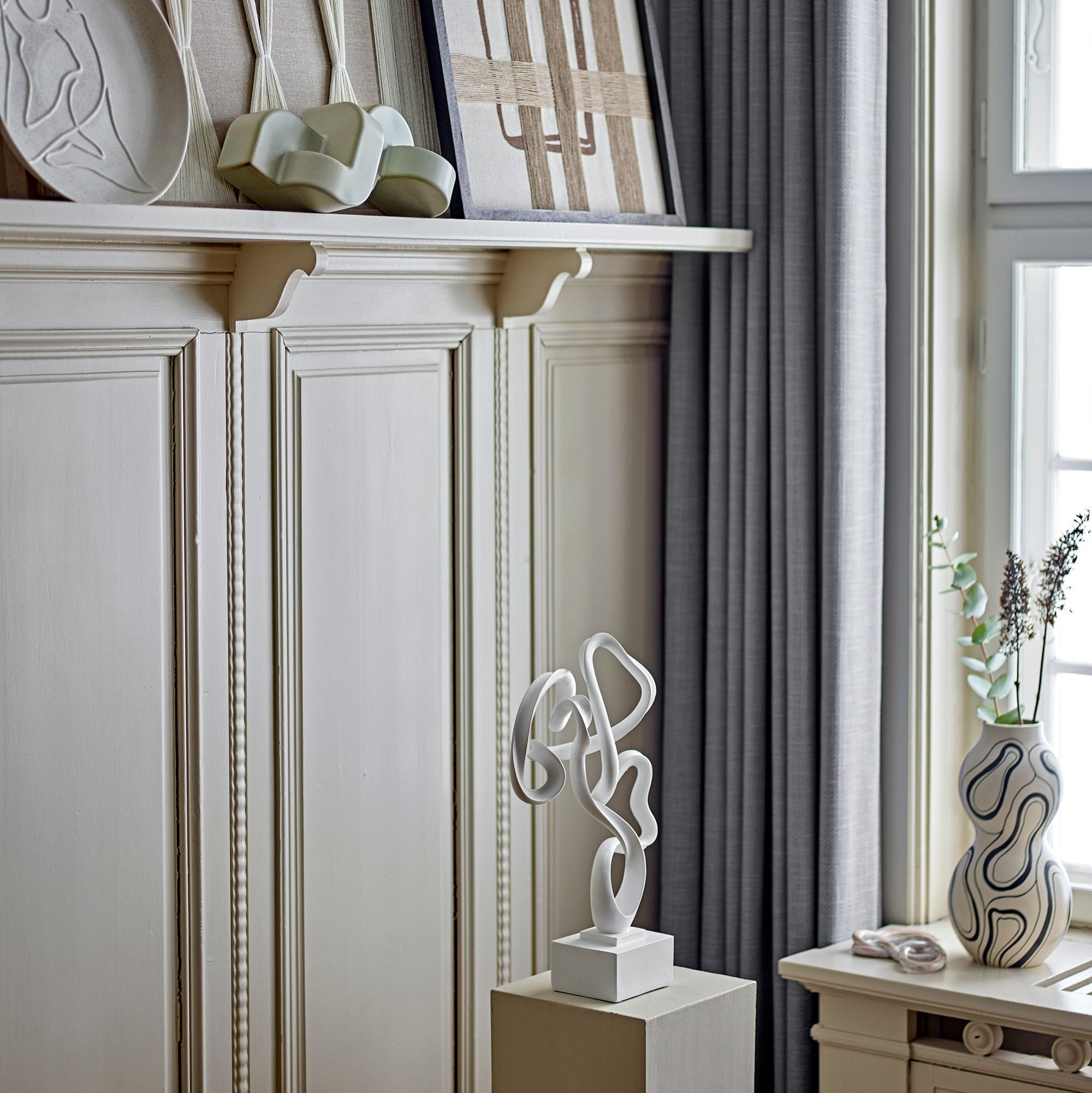 Nicola Vas i Svart Stengods – Kontrast & Karaktär