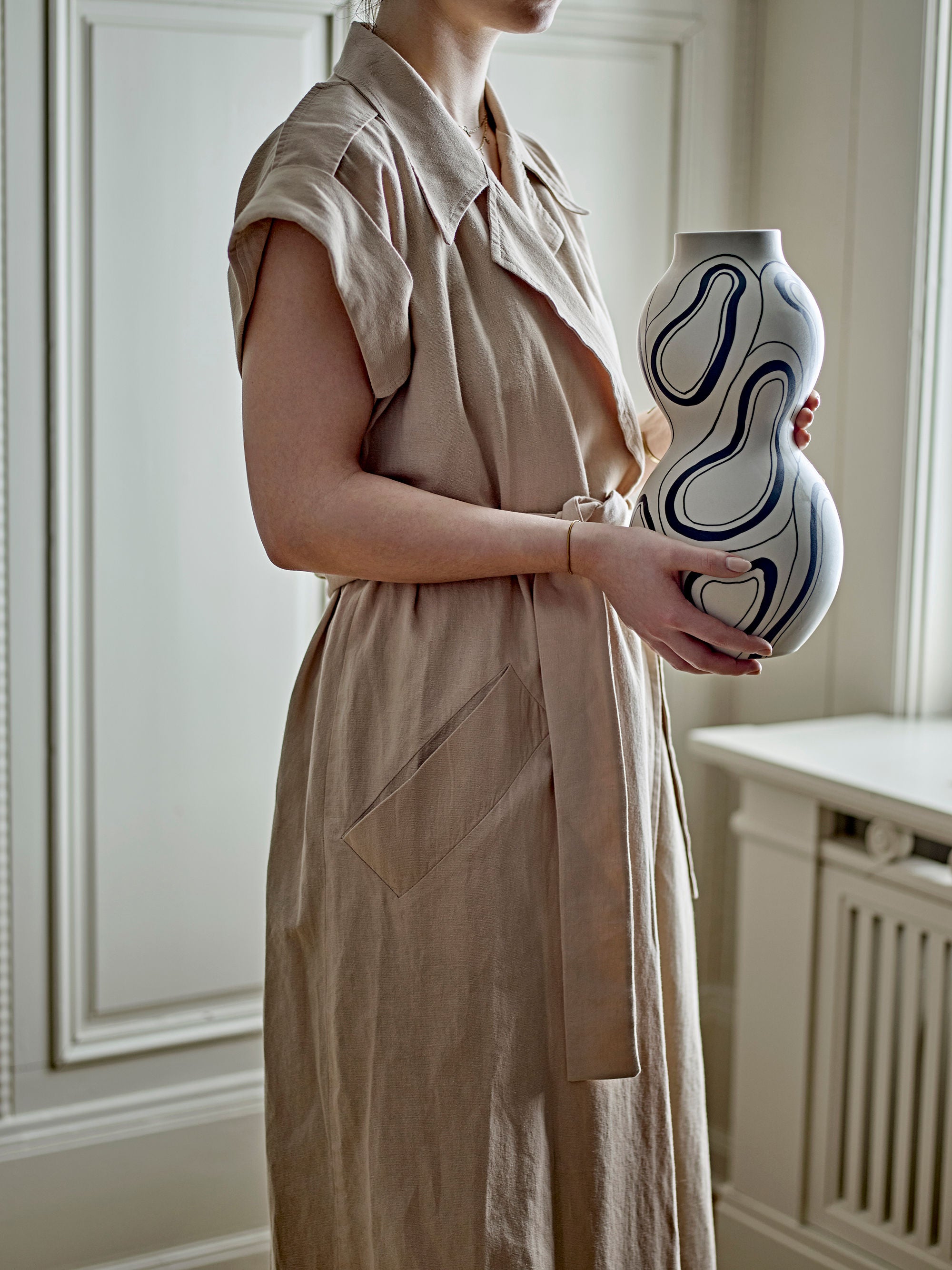 Nicola Vas i Svart Stengods – Kontrast & Karaktär