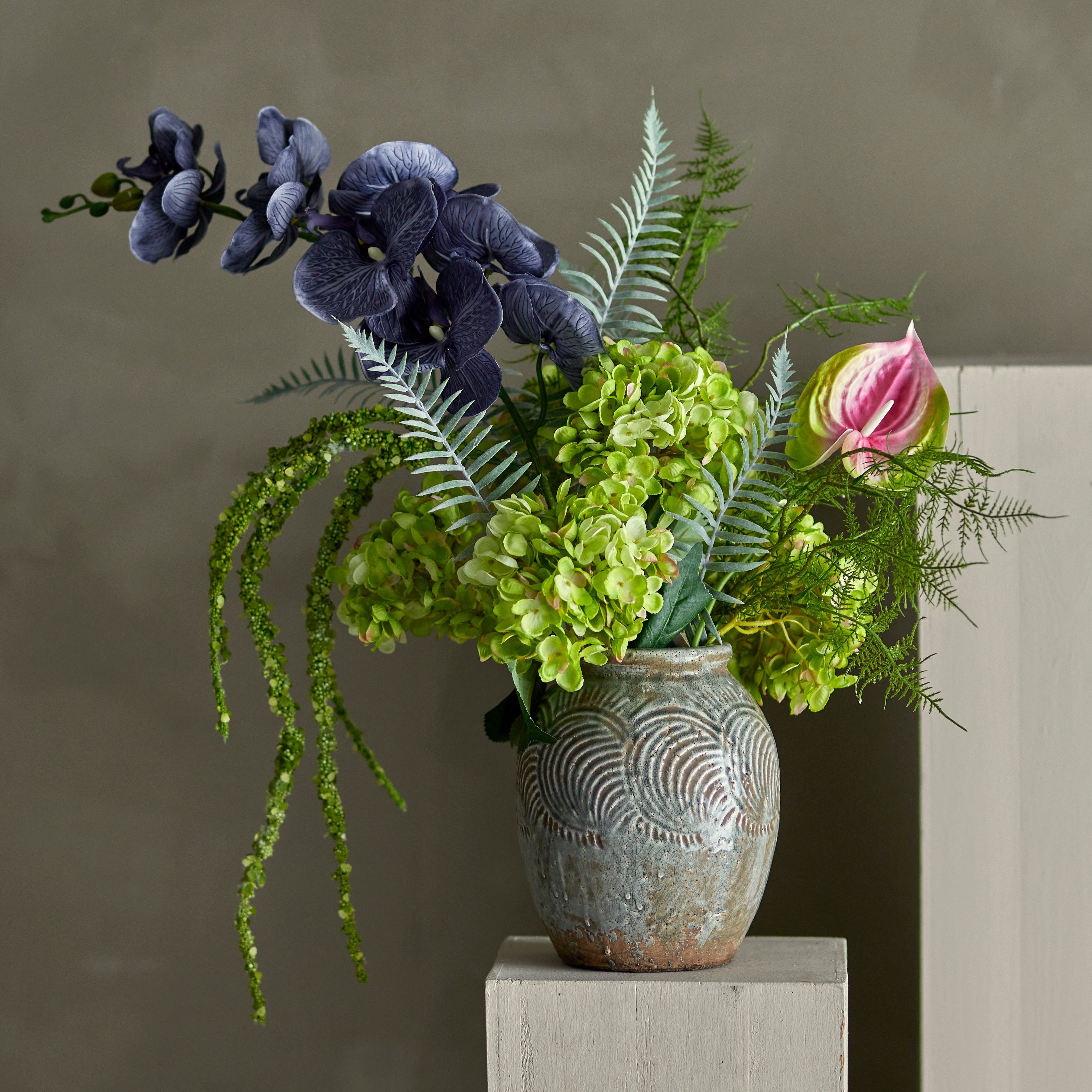 Konstgjord Bukett Poetry – Ett Blomstrande Stycke Poesi i Mörka Toner