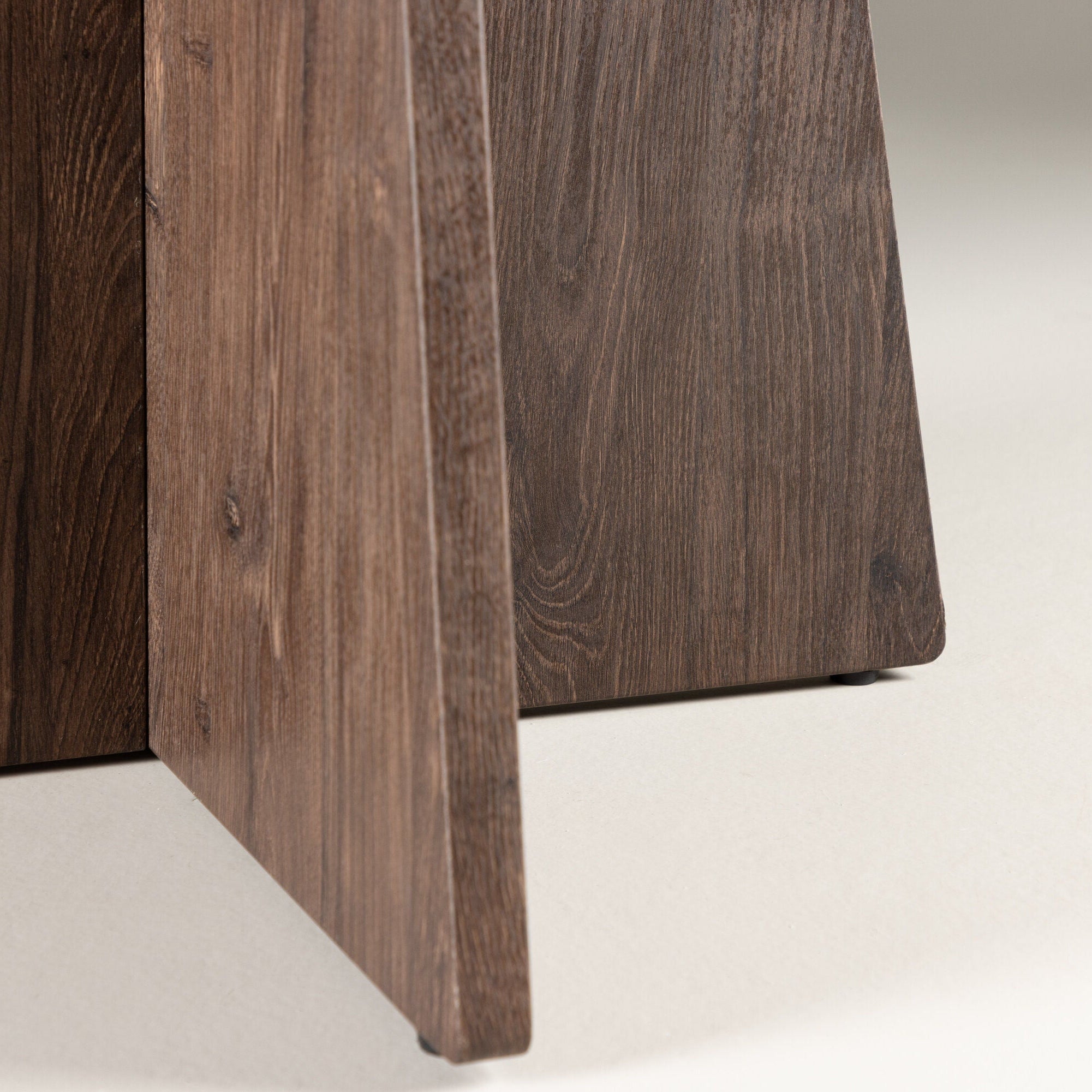 Bootcut Matbord ⌀110 – Runt Matbord i Varm Moccaton