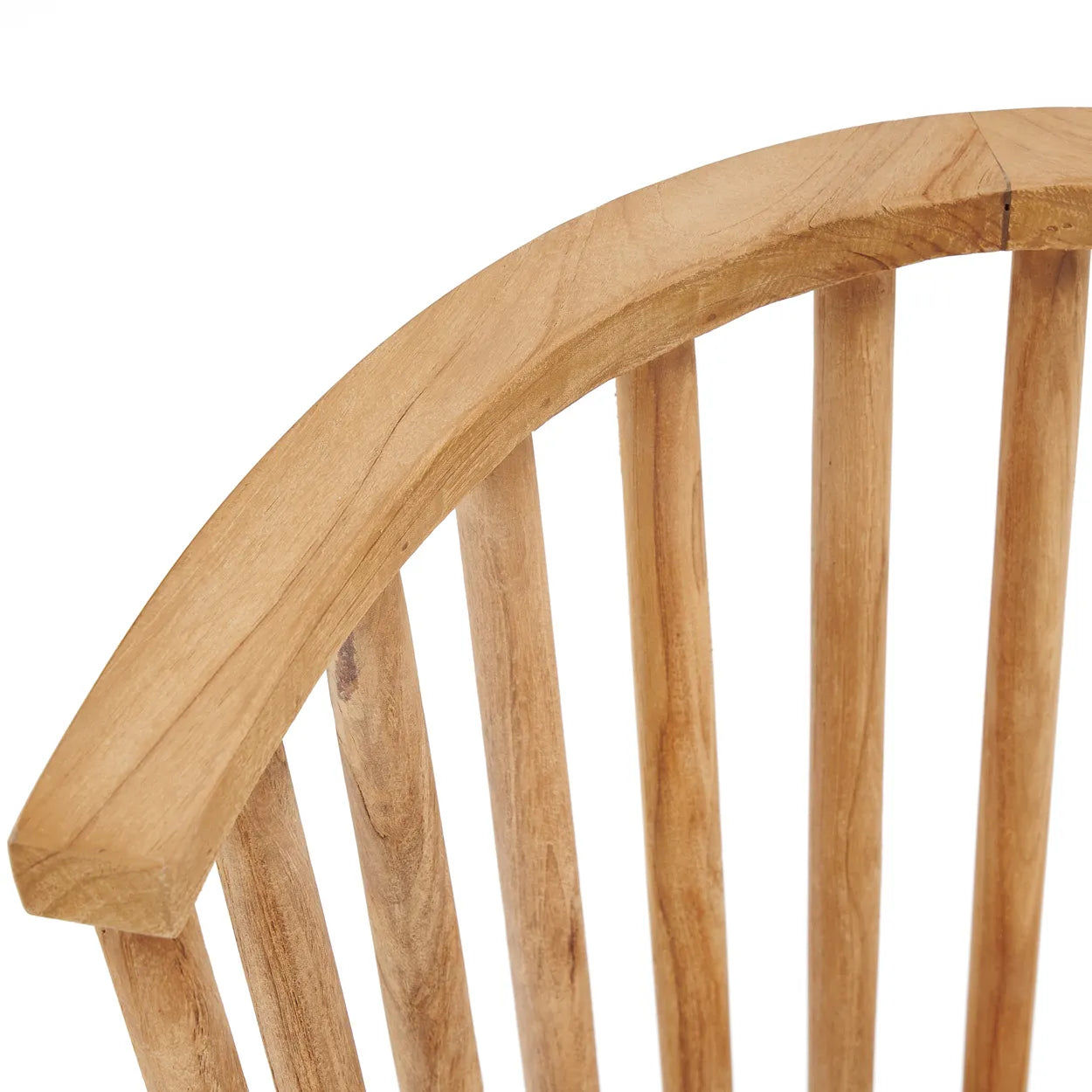 The Bazar Bizar Antwerp Malawi One Seater har ett ryggstöd i trä med en böjd toppskena och vertikala lameller. Tillverkad av återvunnet teak, avslöjar dess naturliga finish vackert ådring och struktur, och erbjuder en enkel men rustik design som framhäver all inredning.