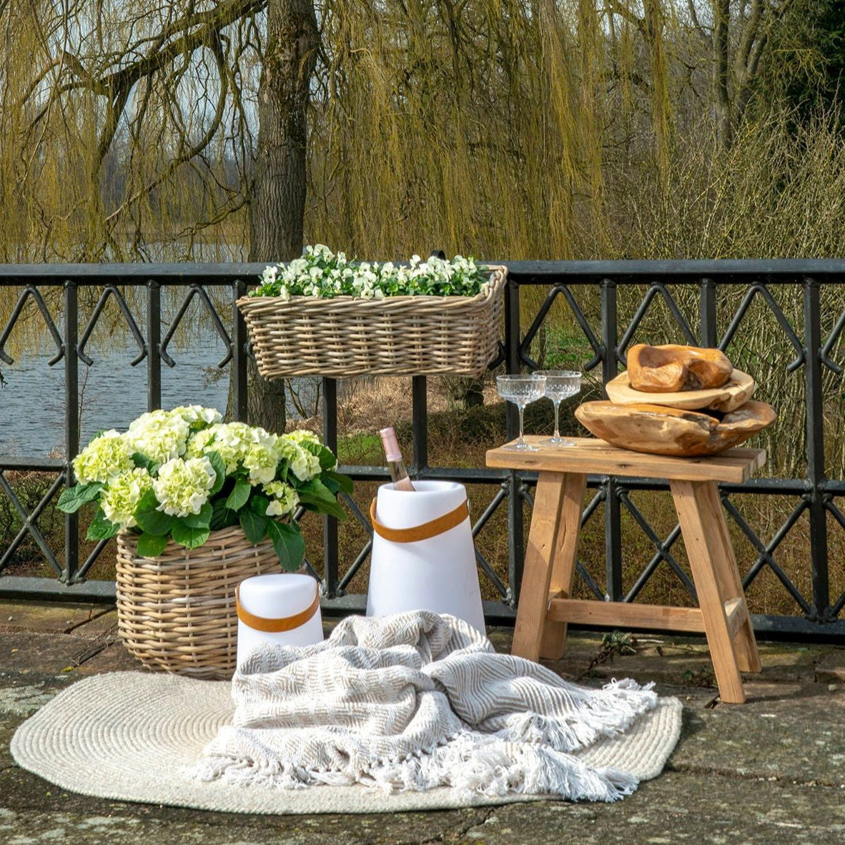 Hängande planteringslåda i flätad kuburotting med plastinsats – 60x20x23 cm