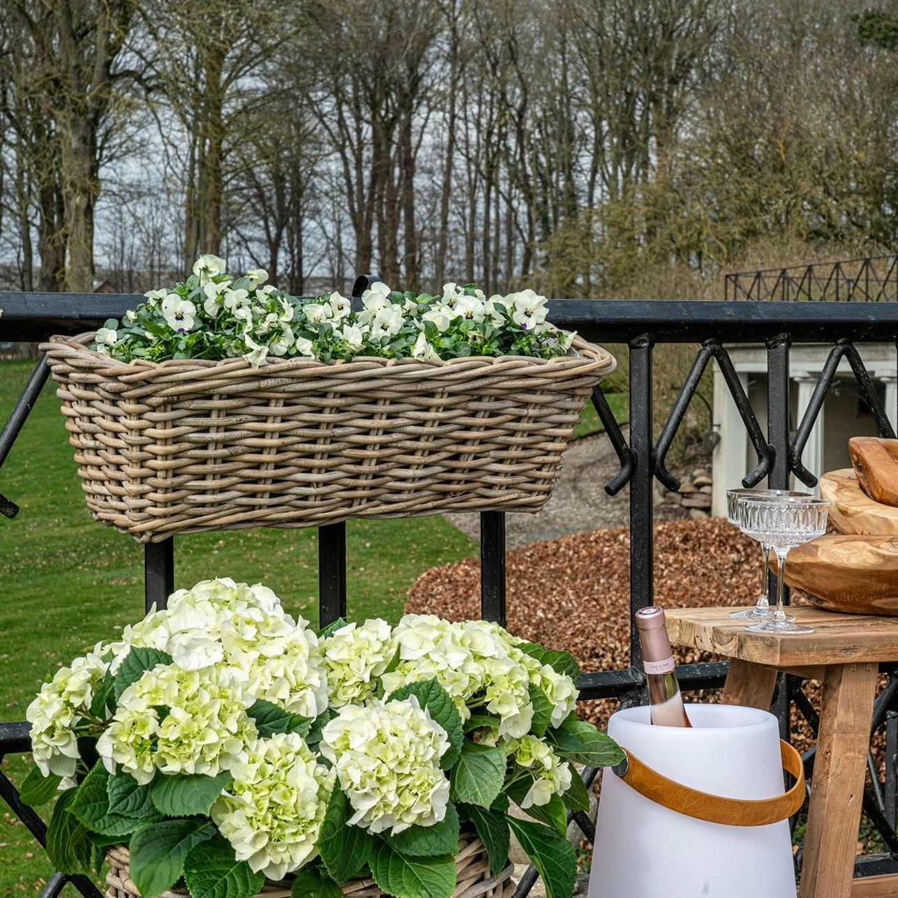 Hängande planteringslåda i flätad kuburotting med plastinsats – 60x20x23 cm