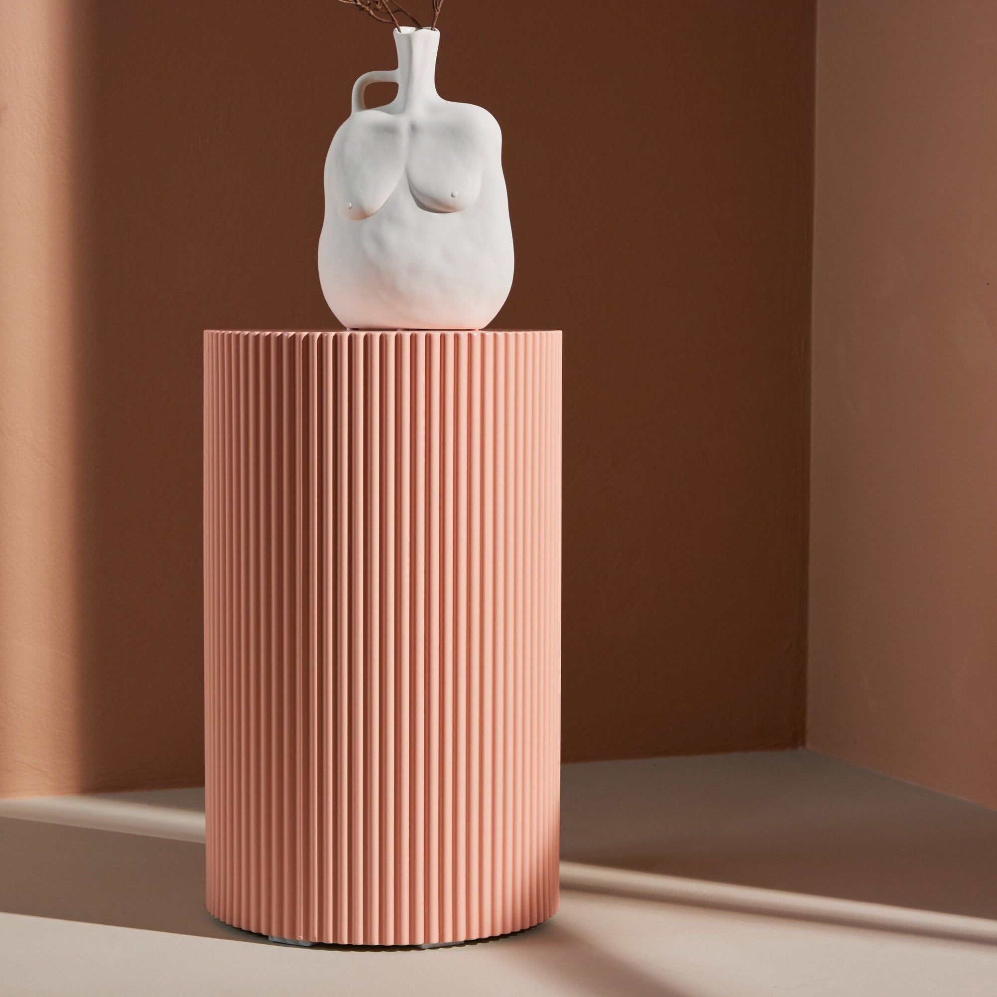 Lenox Sidobord – Peachfärgat Sidobord i MDF med Räfflad Design