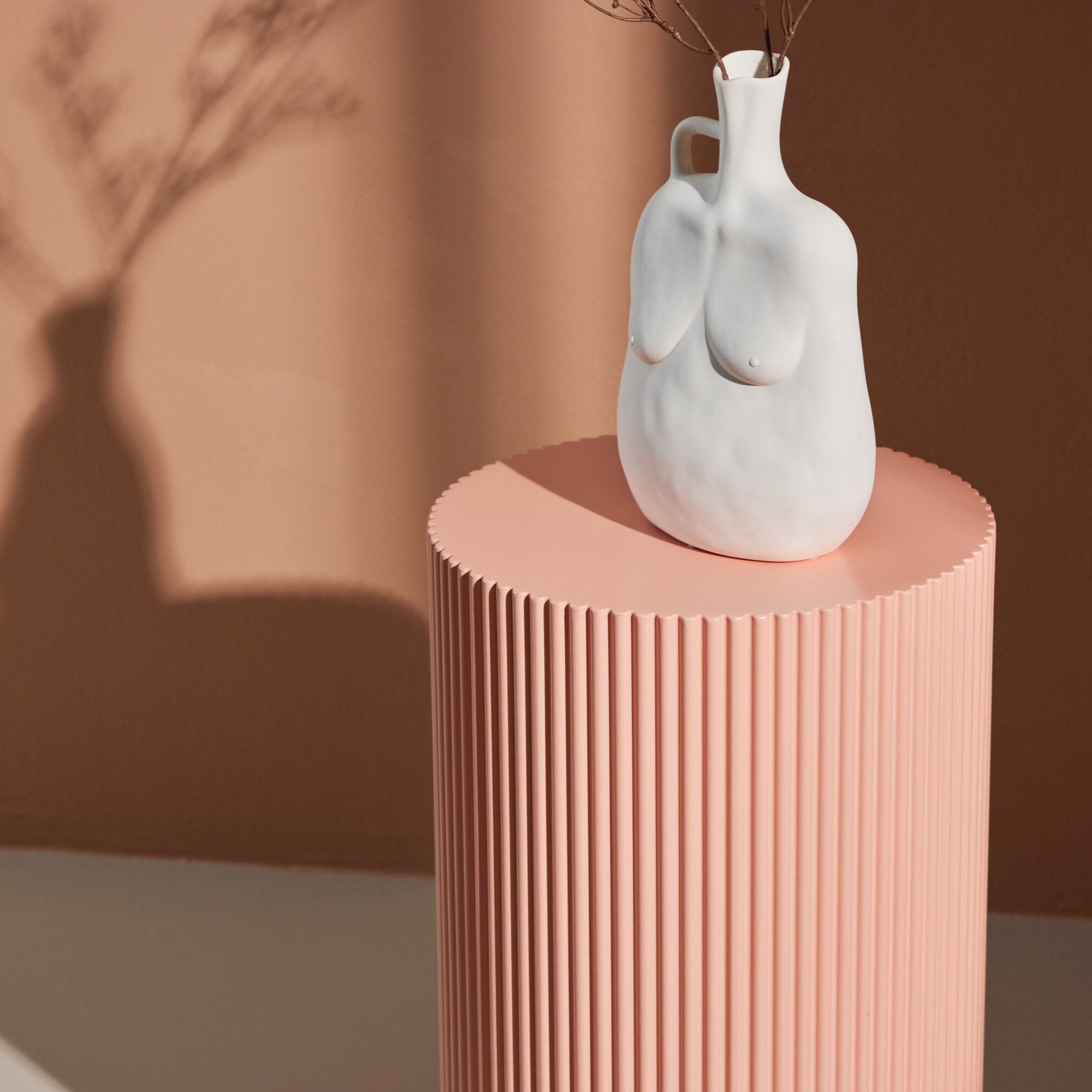 Lenox Sidobord – Peachfärgat Sidobord i MDF med Räfflad Design