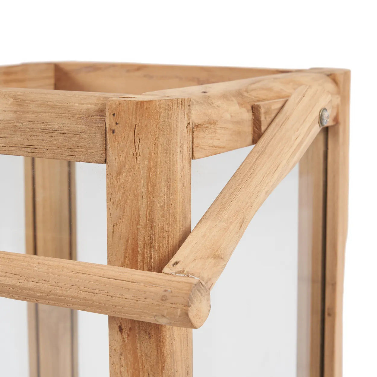 Närbild av Nusa Penida Lykta - Small by bazar bizar, som visar en rustik trälyktram tillverkad av återvunnet teakträ med klara glaspaneler. Detta eleganta, miljövänliga belysningsalternativ framhäver dess naturliga träfinish och sakkunniga hantverk ur en vinklad vy.