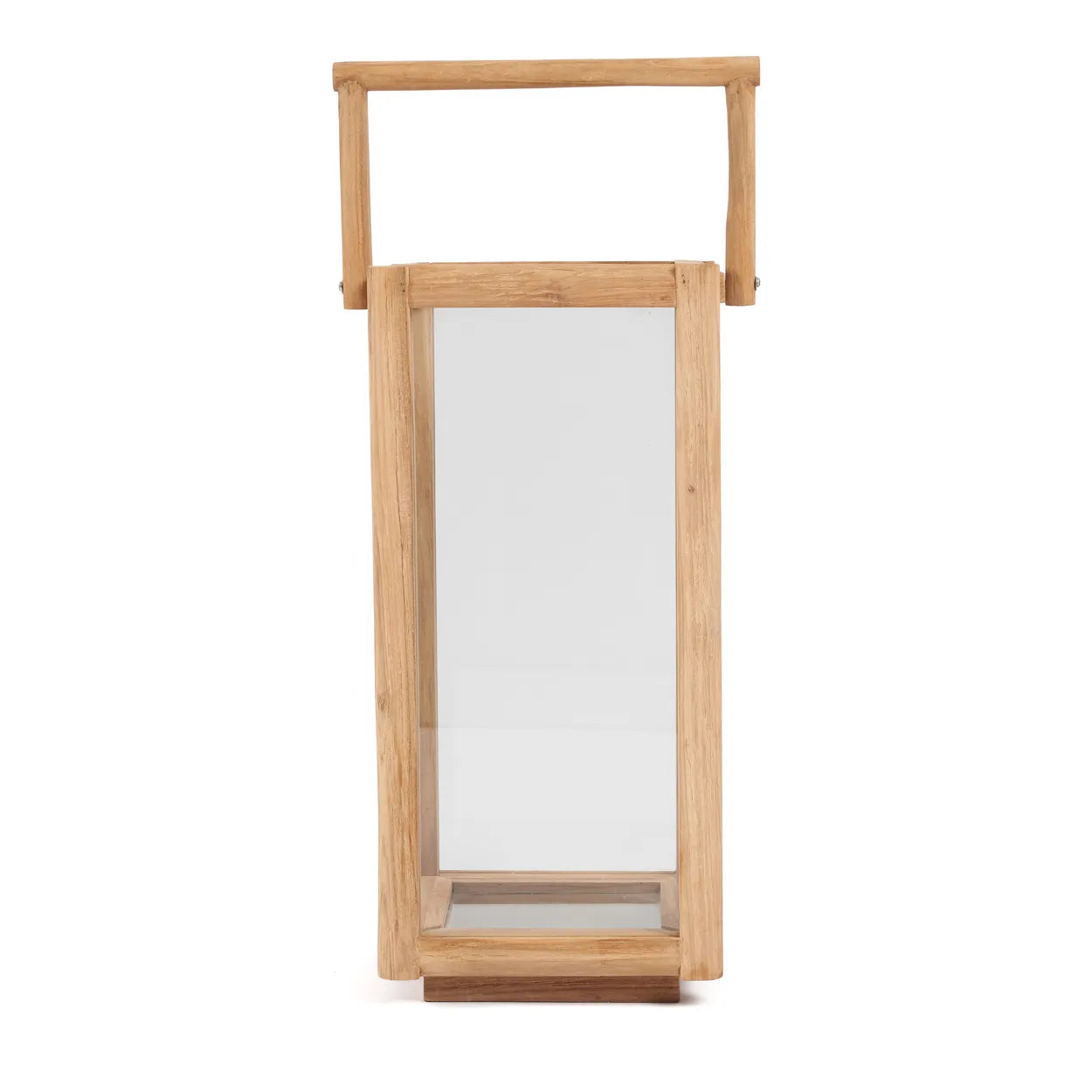 Nusa Penida Lykta från Bazar Bizar är en rektangulär lykta tillverkad av hållbart teakträ, med glaspaneler och en boxig ram. Den har ett rejält trähandtag ovanpå och är fotograferad tom mot en vit bakgrund.