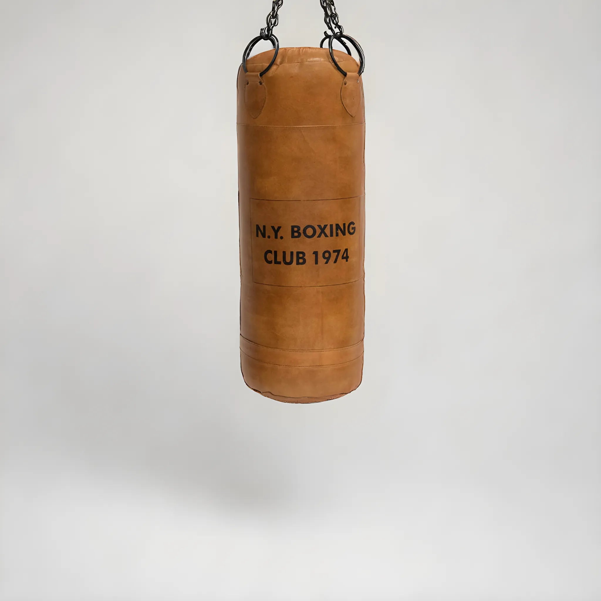 Brun boxningssäck i läder med texten N.Y. Boxing Club 1974 – maskulin inredningsdetalj i industriell stil.