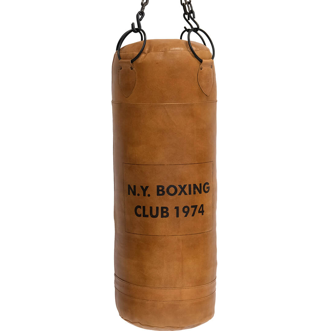 Brun boxningssäck i läder med texten N.Y. Boxing Club 1974 – maskulin inredningsdetalj i industriell stil.