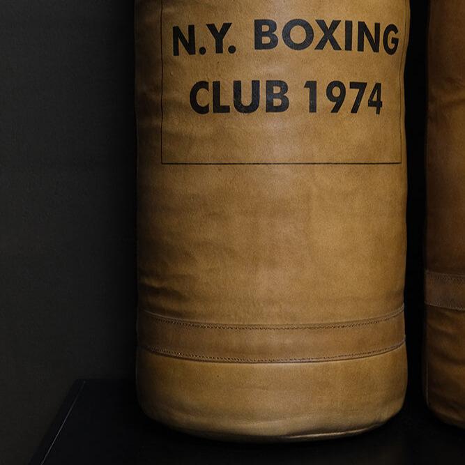 Tyson boxningssäck i brunt läder – maskulin inredningsdetalj med industriell karaktär