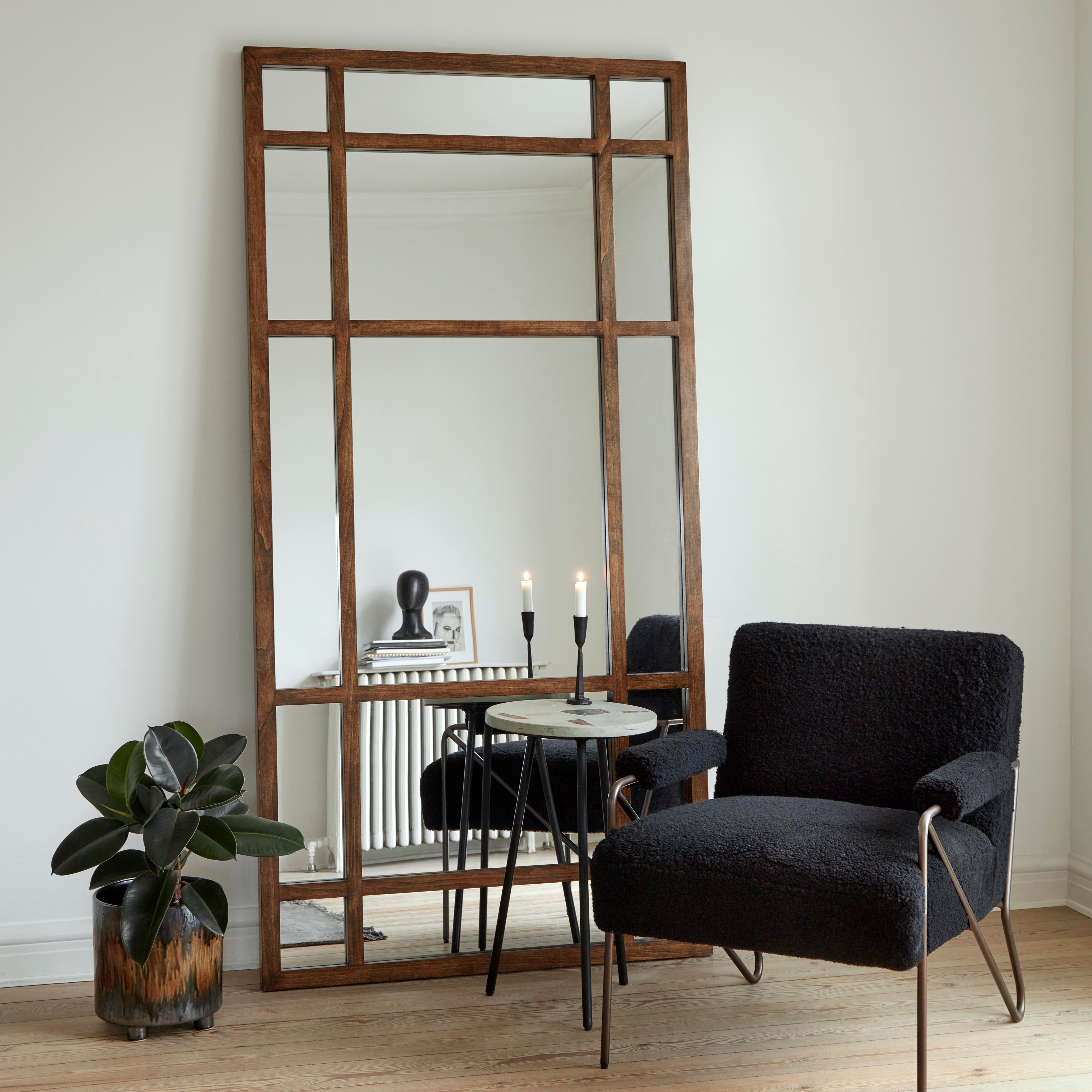 Stor rektangulär helkroppsspegel med naturlig träram och rutmönstrad design som delar spegelytan i flera sektioner – en modern industrispegel med varm, minimalistisk stil, perfekt att luta mot väggen eller hänga upp.