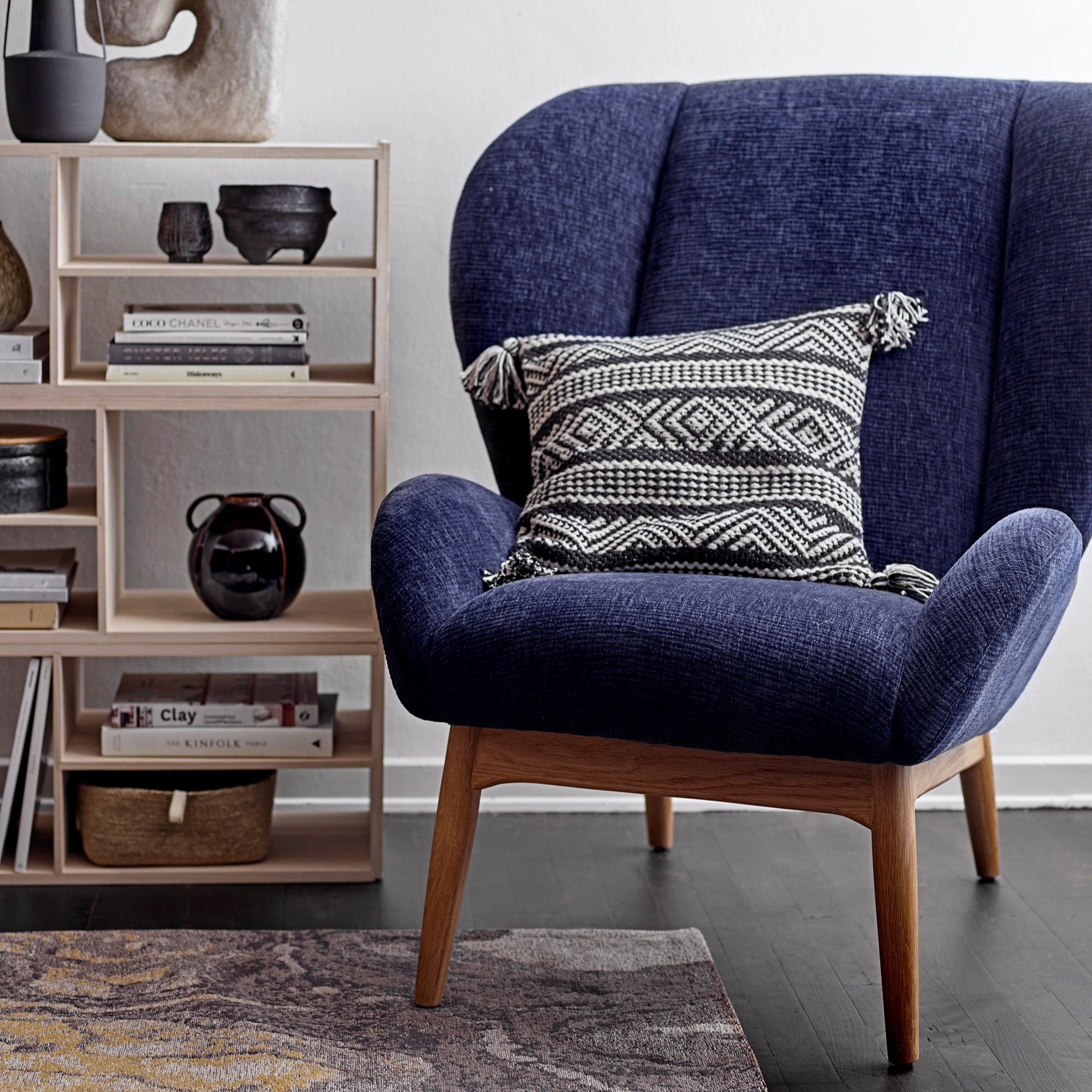Eave Loungefåtölj – Djup Komfort i Lyxig Blå Chenille