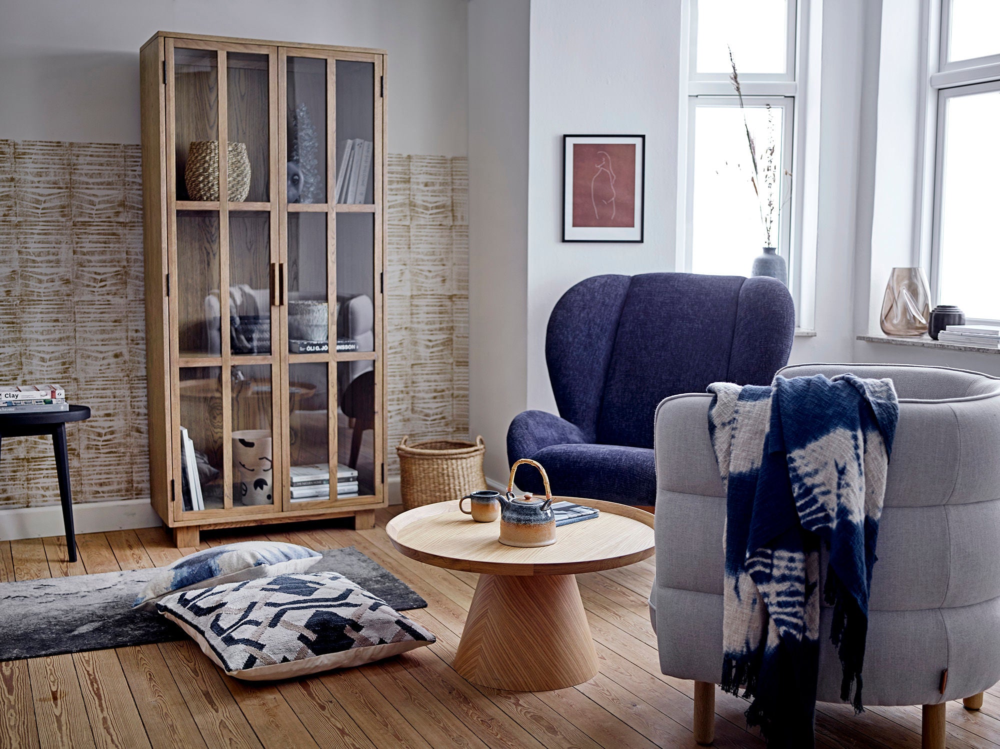 Eave Loungefåtölj – Djup Komfort i Lyxig Blå Chenille