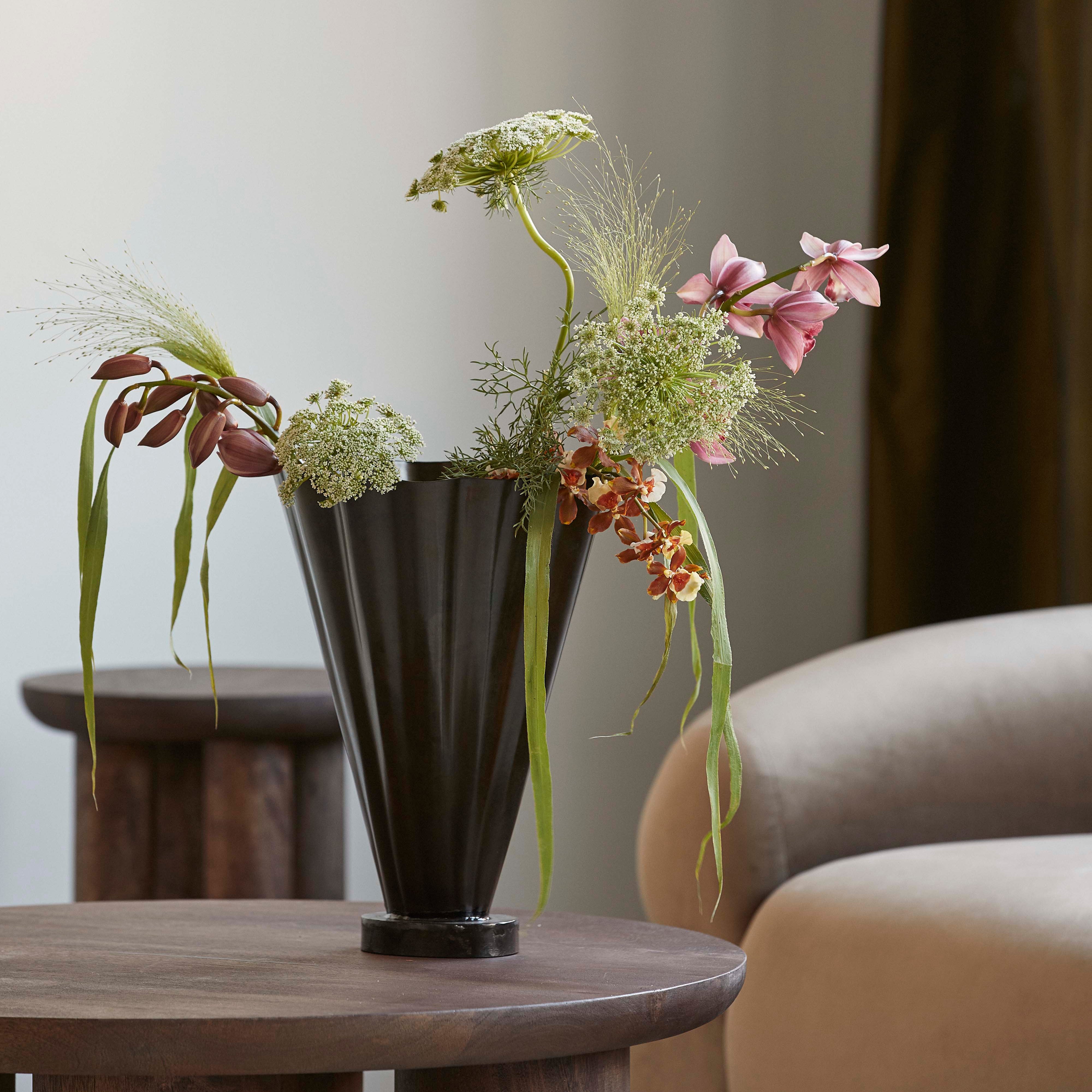 COLL vas – handgjord järnvas med antik finish och rå karaktär