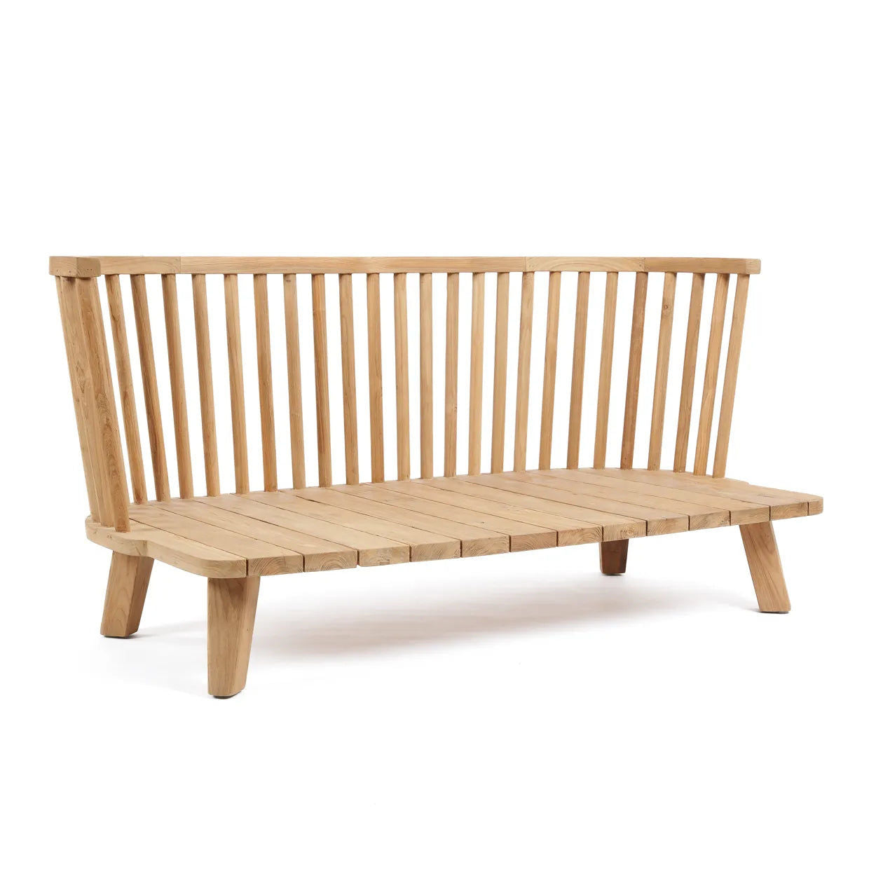 The Bazar Bizar Antwerp The Malawi Two Seater i Natural Beige är en träbänk med vertikalt ryggstöd och vinklade ben. Den långa, platta sitsen, tillverkad av återvunnet teak, erbjuder en minimalistisk och miljövänlig design.
