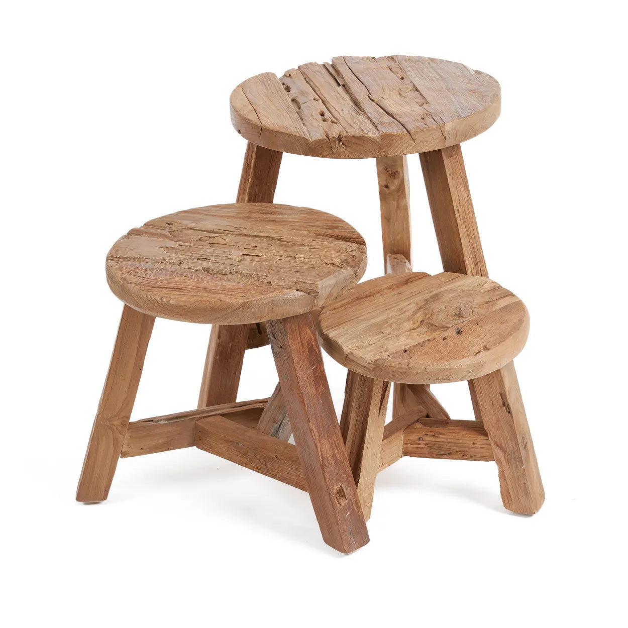Yatai Pall i Återvunnet Teakträ – Rustik Charm - L från bazar bizar har tre staplade rustika träpallar med en skiktad design. Tillverkad av återvunnet teakträ, varje pall uppvisar en elegant detalj, runda toppar med synliga träfibrer och naturliga defekter, och robusta ben.