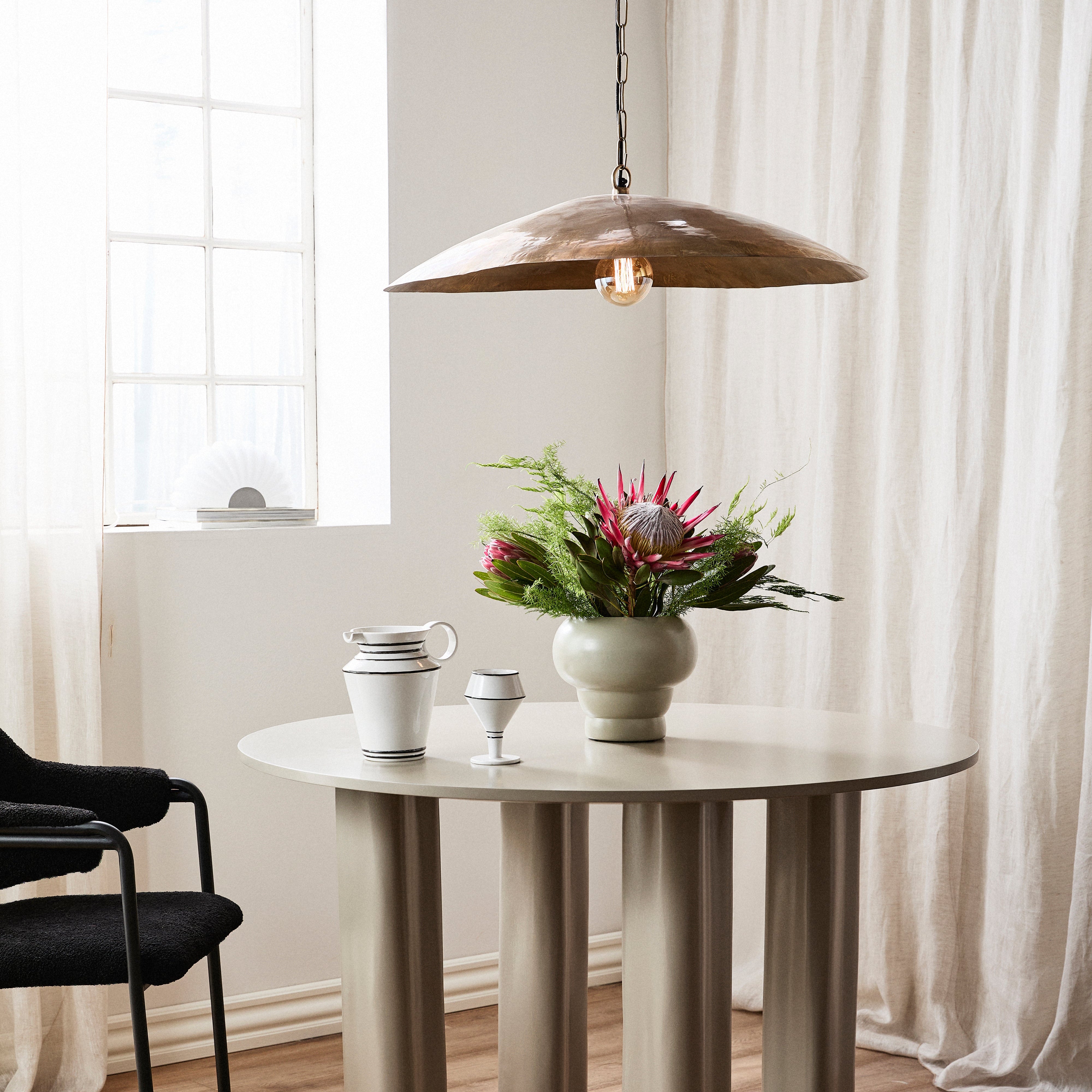 SHAKTI taklampa i mässing – handgjord lampa med naturlig glans