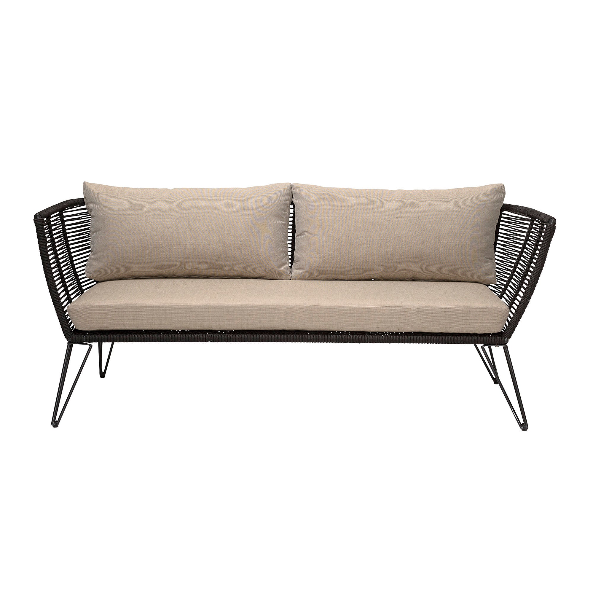 Mundo Soffa från Bloomingville har en svart flätad ram, beige kuddar inklusive två stora ryggkuddar och en enkel sittdyna med bekväma dynor, som stöds av tunna metallben. Dess minimalistiska och stilfulla design är idealisk för att skapa en loungehörna på din uteplats eller trädgård.