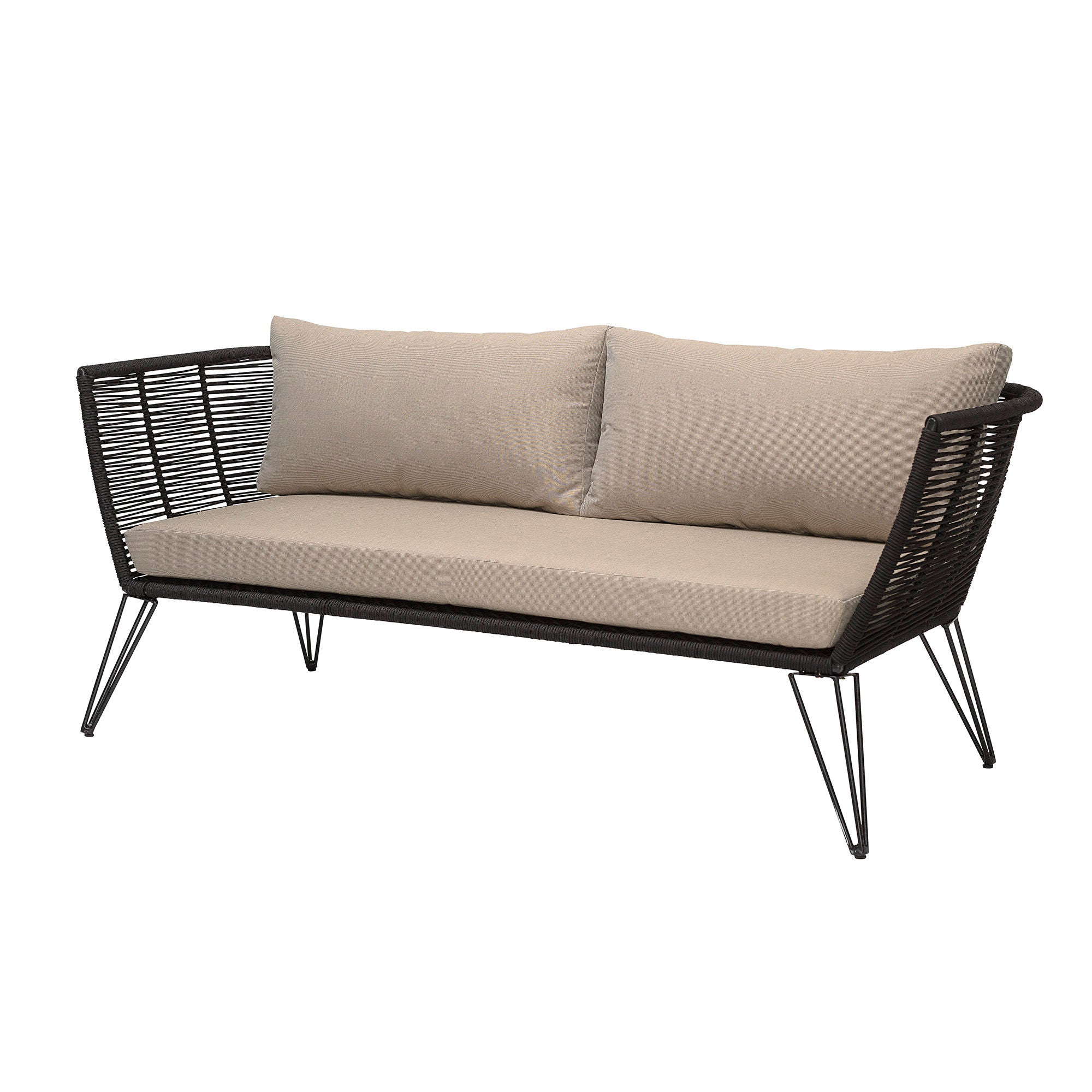 Mundo Soffa från Bloomingville har en elegant svart vävd rottingram med smala metallben och kommer med fyra bekväma dynor, två för sitsen och två för ryggstödet, vilket erbjuder elegant komfort perfekt för alla loungehörna.