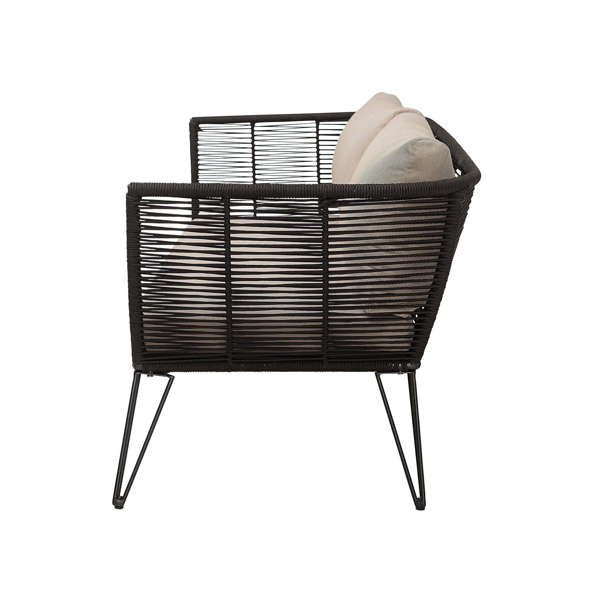 Sidovy av Mundo Soffa från Bloomingville, med en elegant svart, vävd ram och smala metallben. Det bekväma dynorsätet erbjuder komfort som kompletterar dess moderna design, perfekt för en chic loungehörna.