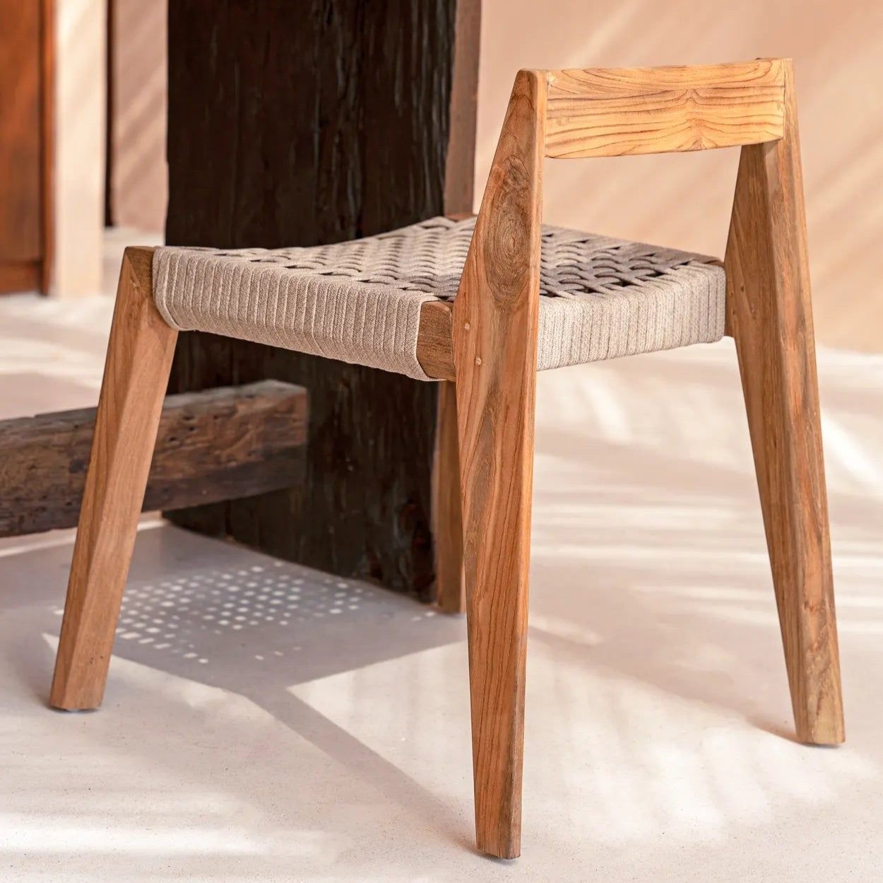 Marathi Matstol - Stilren Design i Återvunnet Teakträ
