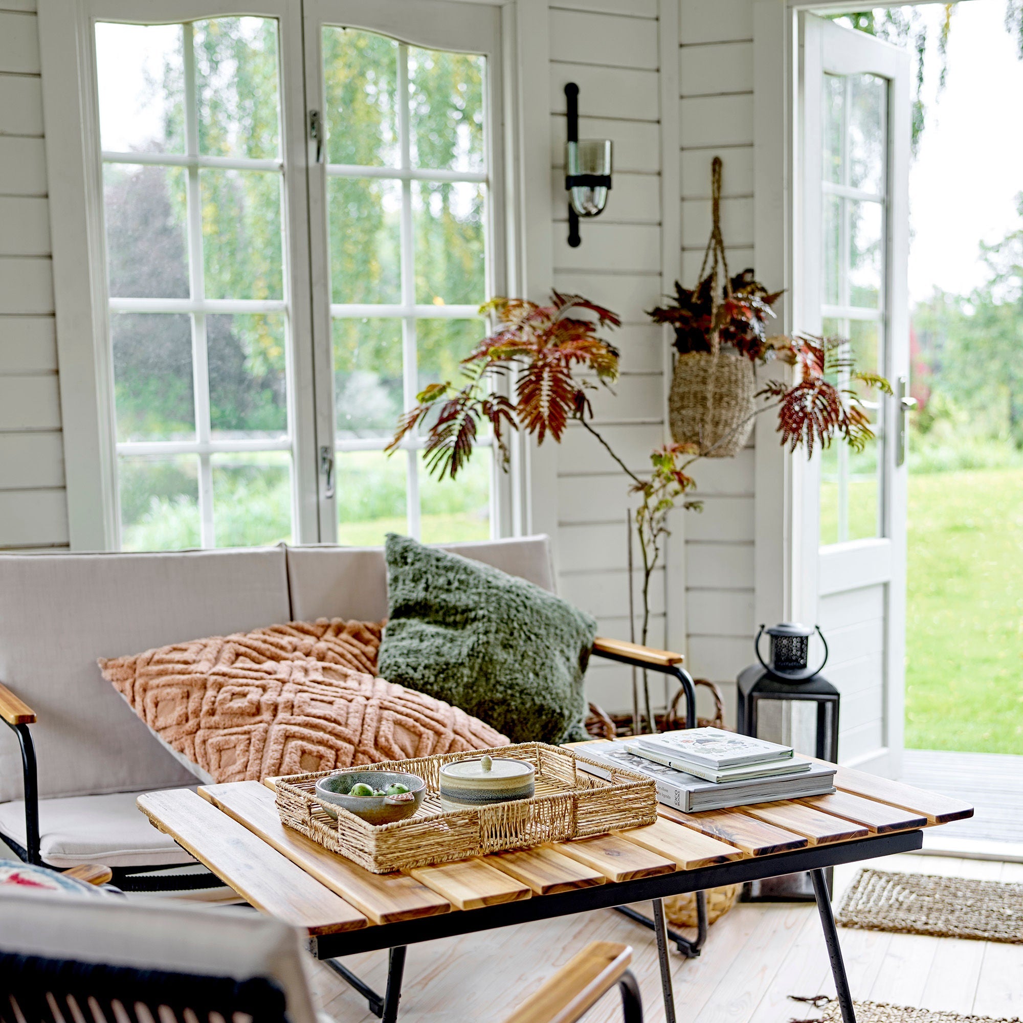 Jasmina Vägglykta – Stilfullt Ljus för Trädgård & Uteplats