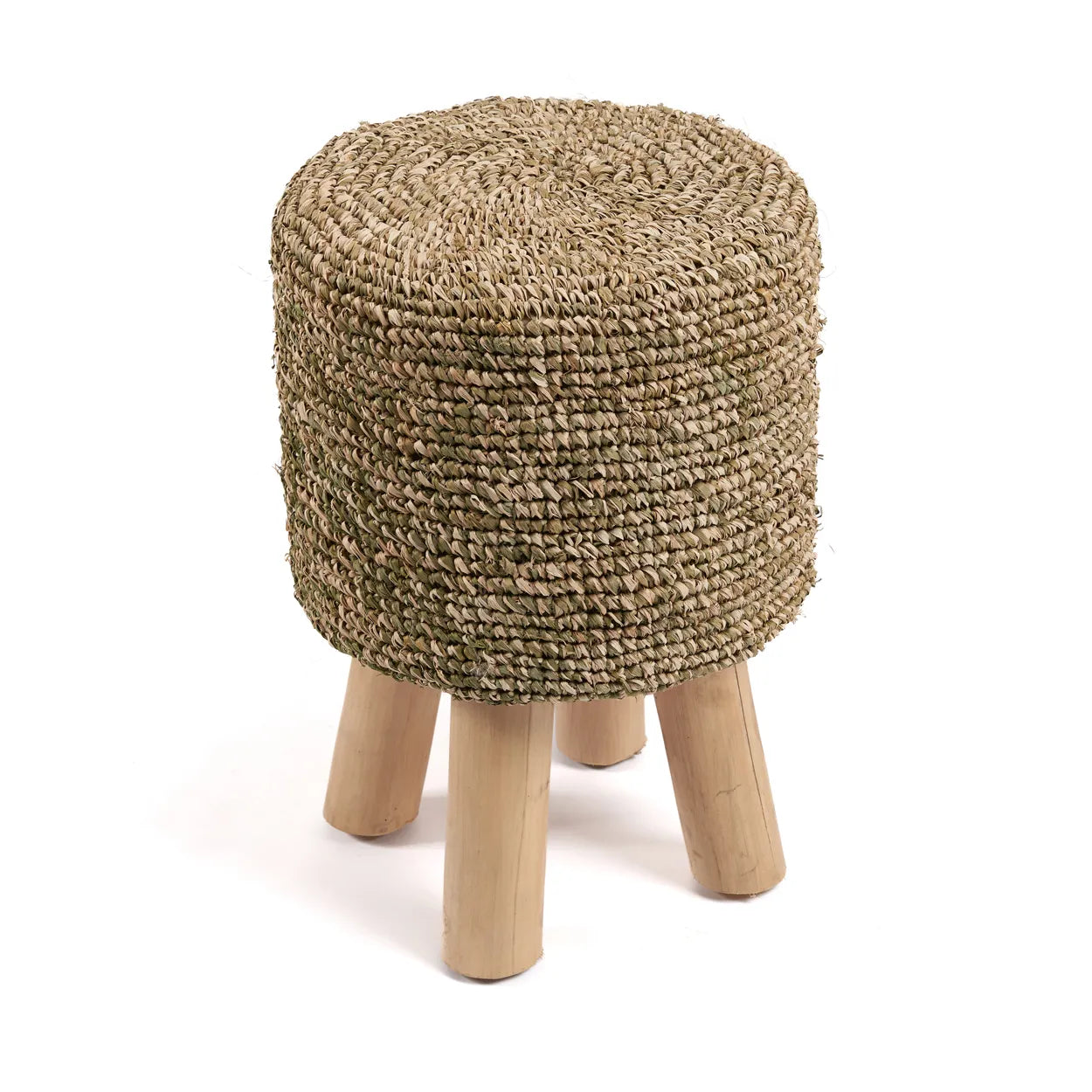 Bazar-bizaren Raffia Tressed Pall har en rund vävd sjögräs topp och sidor som står på fyra teakben – en elegant och miljövänlig interiöraccent mot en vanlig vit bakgrund.