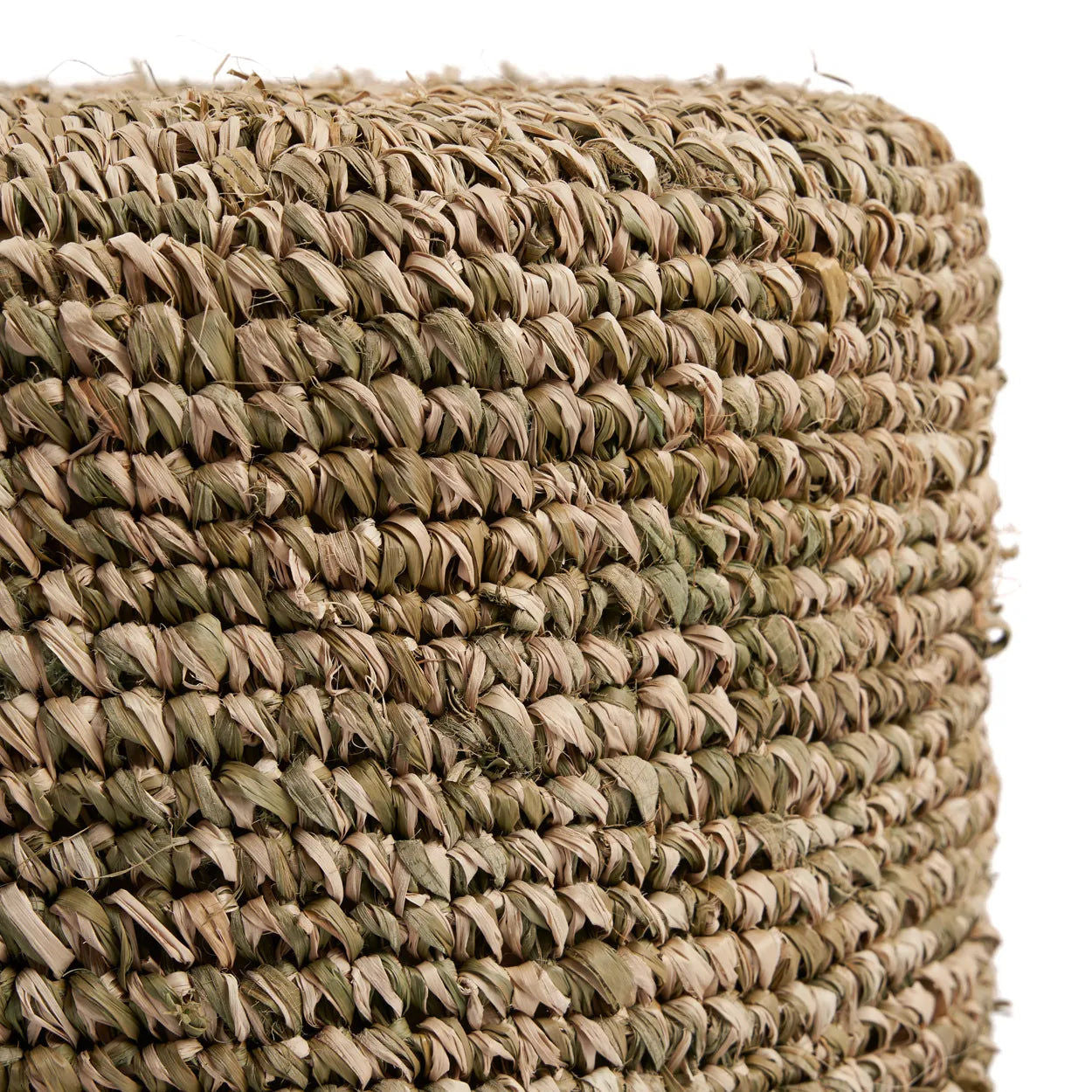 Närbild av Raffia Tressed Pall från bazar bizar, som visar upp dess täta, cirkulära väv och strukturerade yta – en perfekt miljövänlig inredningsdetalj för alla hem.