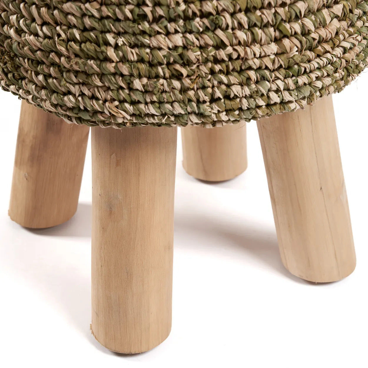 En närbild av basarbizaren Raffia Tressed Pall med fyra tjocka, cylindriska robusta teakben på en vit bakgrund – en idealisk miljövänlig inredningsdetalj.