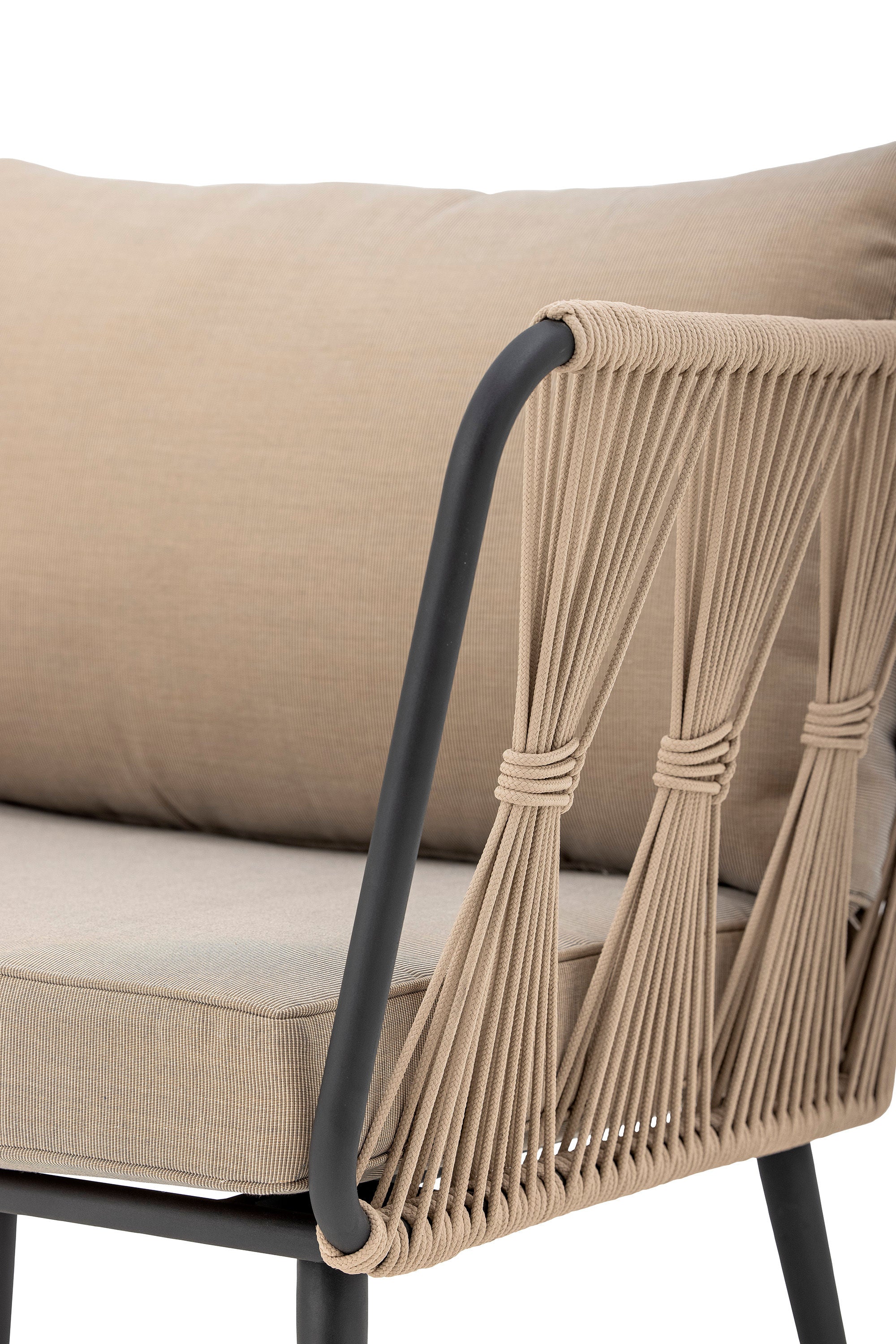 Pavone Loungefåtölj – Stilren Avslappning i Handvävd Design