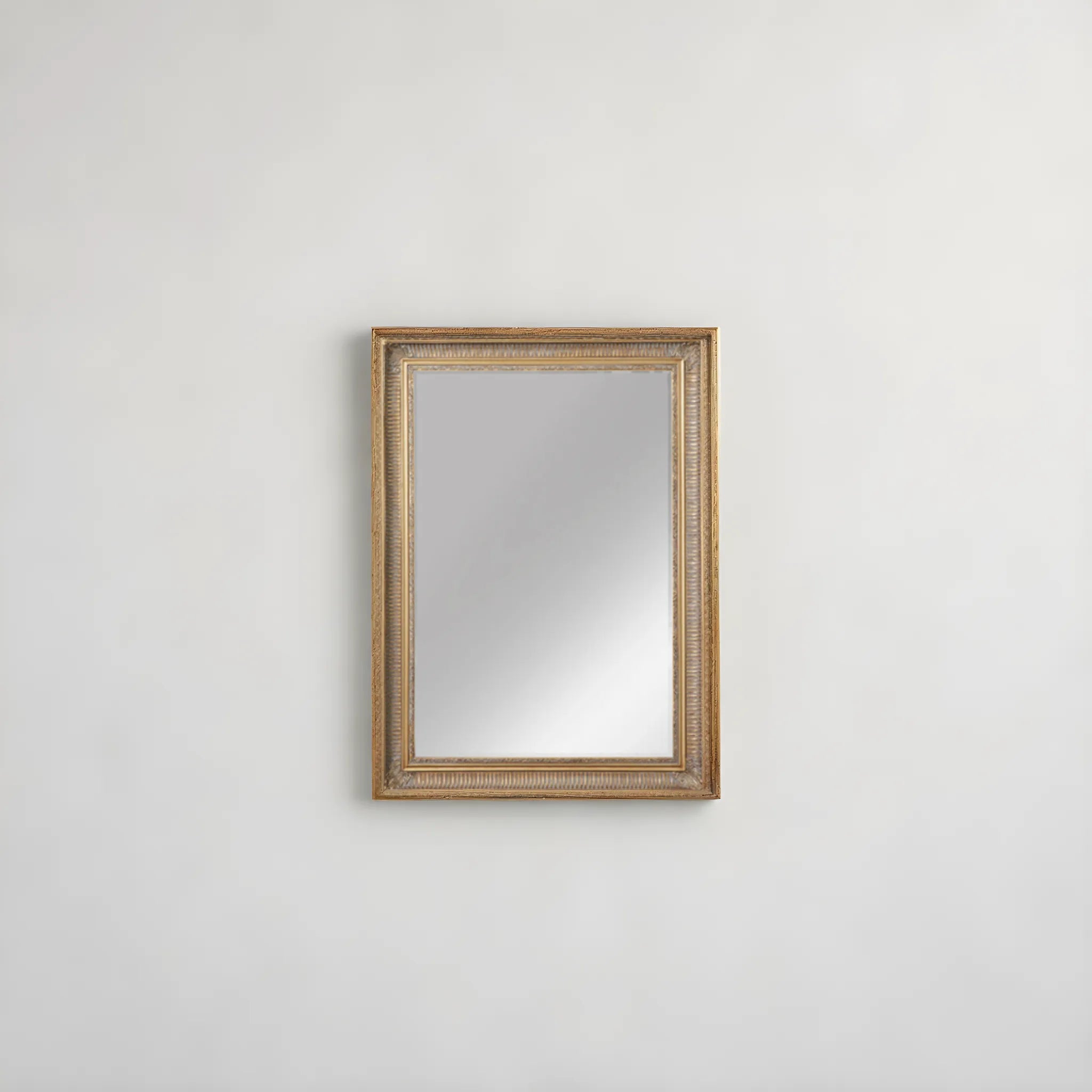 Hilia Spegel – Handgjord Elegans i Ljus Guld & Trä