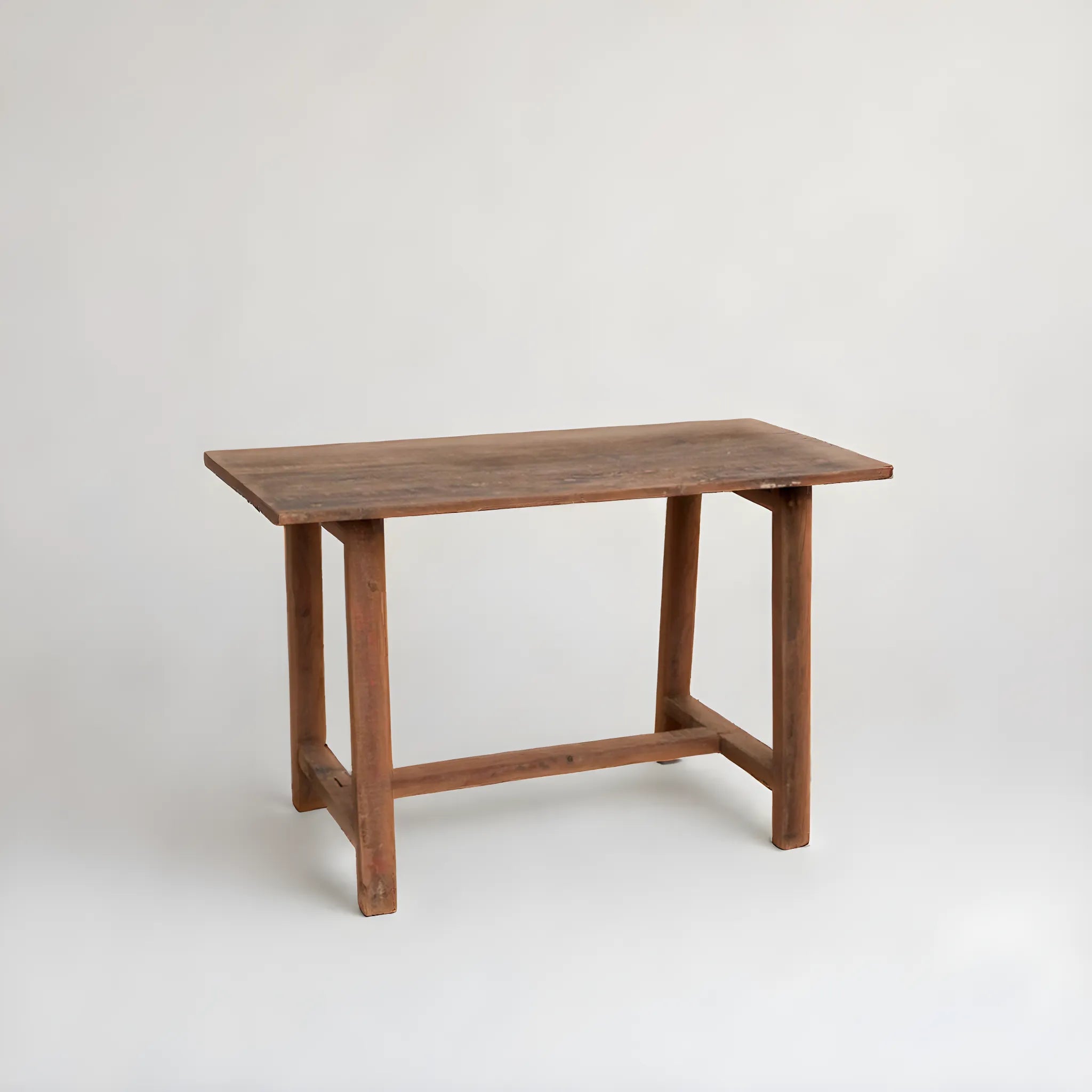 Rustikt Bord i Återvunnet Trä – Nordisk Patinerad Finish