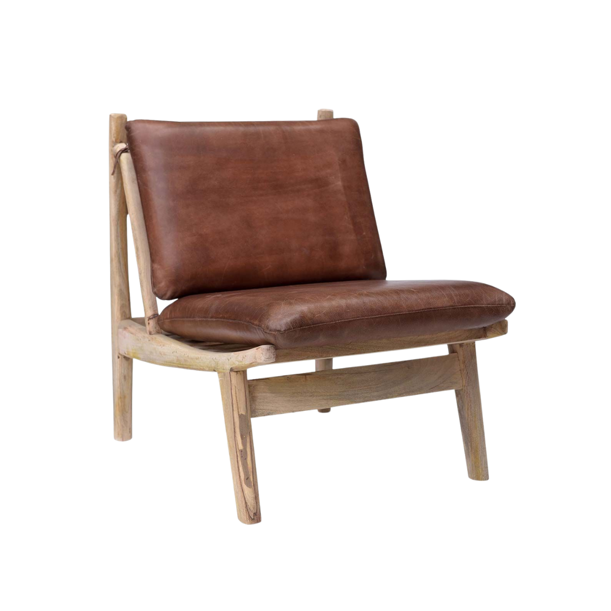 The James Loungefåtölj i Brun Läder med Mangoträ från Trademark Living är en loungefåtölj med vinklade ben i massivt mangoträ och bruna läderdynor på sits och ryggstöd, fotograferad mot vit bakgrund.