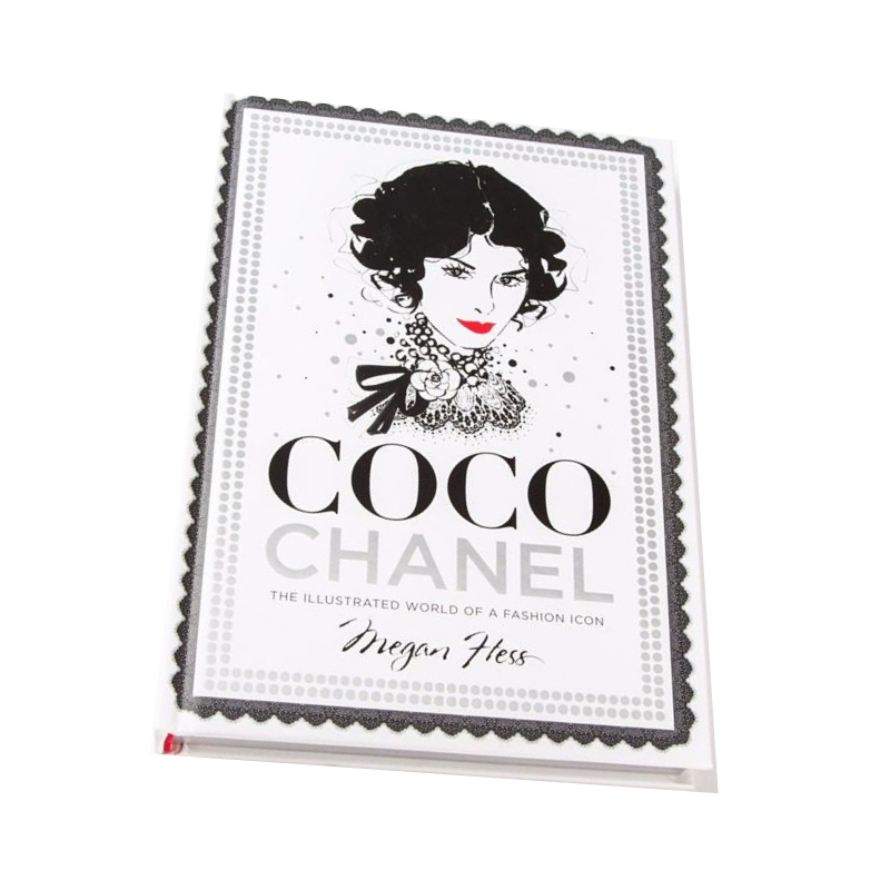 Bilden visar "Coco Chanel – The Illustrated World of a Fashion Icon" av New Mags. Perfekt för alla stilälskare, omslaget visar Coco Chanels illustrerade porträtt med signaturkort hår och chic klädsel.