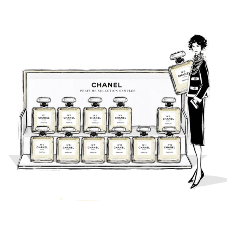 En illustration av en monter med flaskor Chanel No. 5 parfym och en snygg figur som håller i en, som frammanar Coco Chanels elegans. Texten lyder "Coco Chanel – The Illustrated World of a Fashion Icon" av New Mags, perfekt för alla stilälskare.